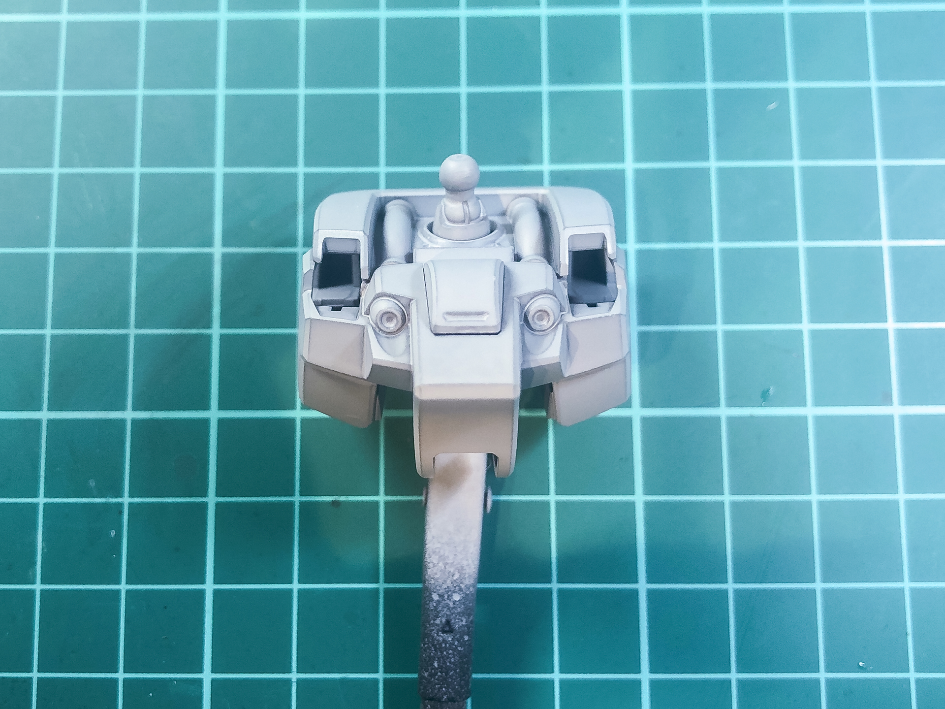 サーフェイサーで下地塗装を行なった胸部パーツ。均一なライトグレーに仕上がりました。