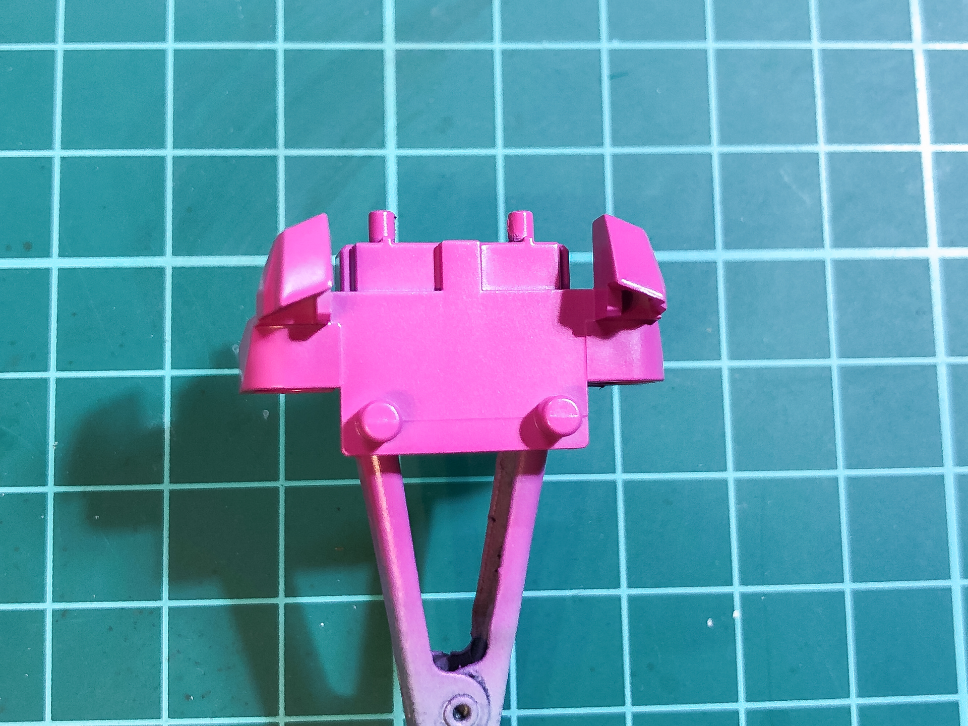 「XHUG04 ガンダムルブリスピンク」で塗装した胸部パーツ。鮮やかなピンク色に仕上がりました。