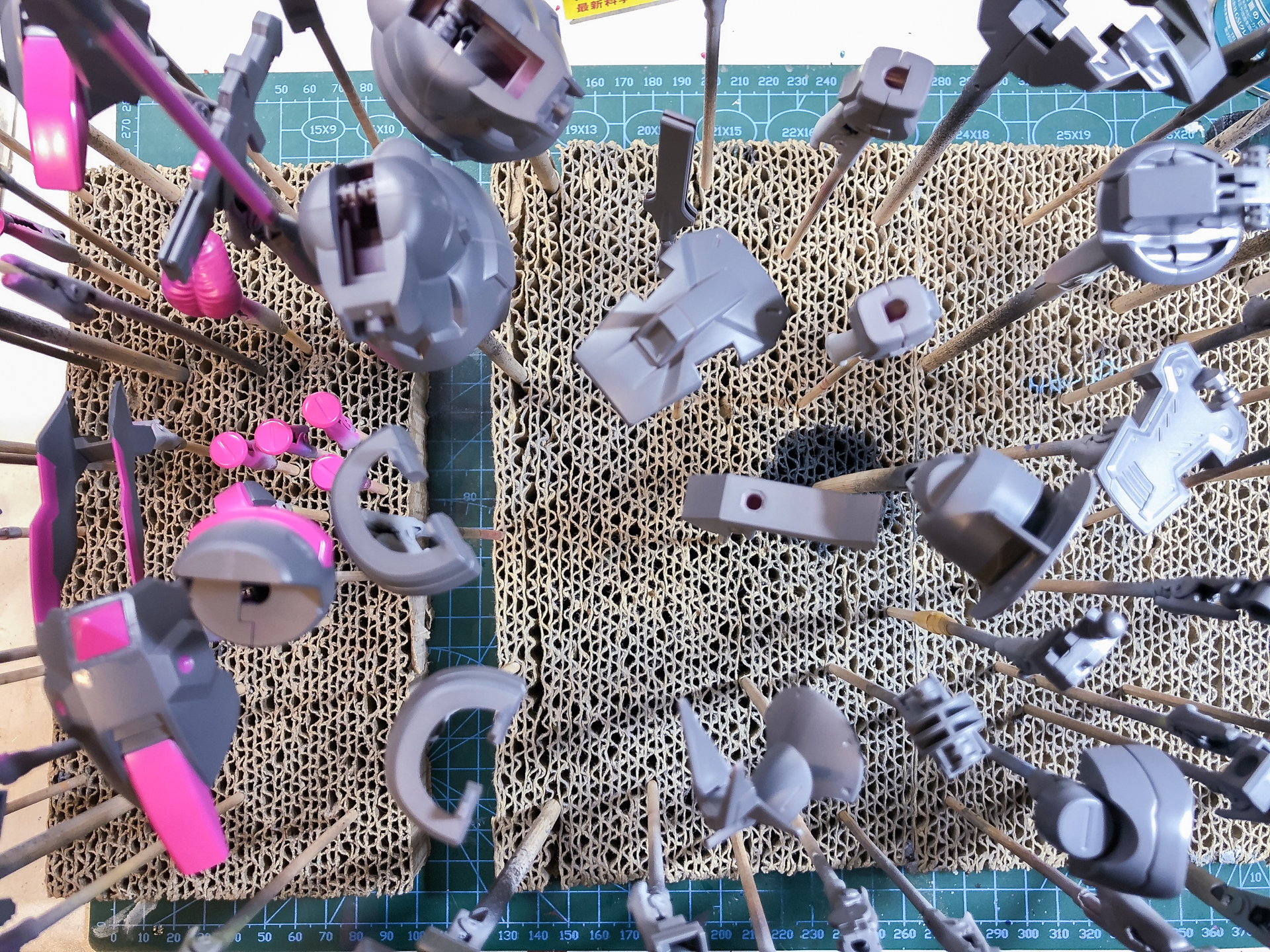 塗分けが完了したディランザ（グエル専用機）のパーツ。「XHUG04 ガンダムルブリスピンク」は全体の3割程度にしました。