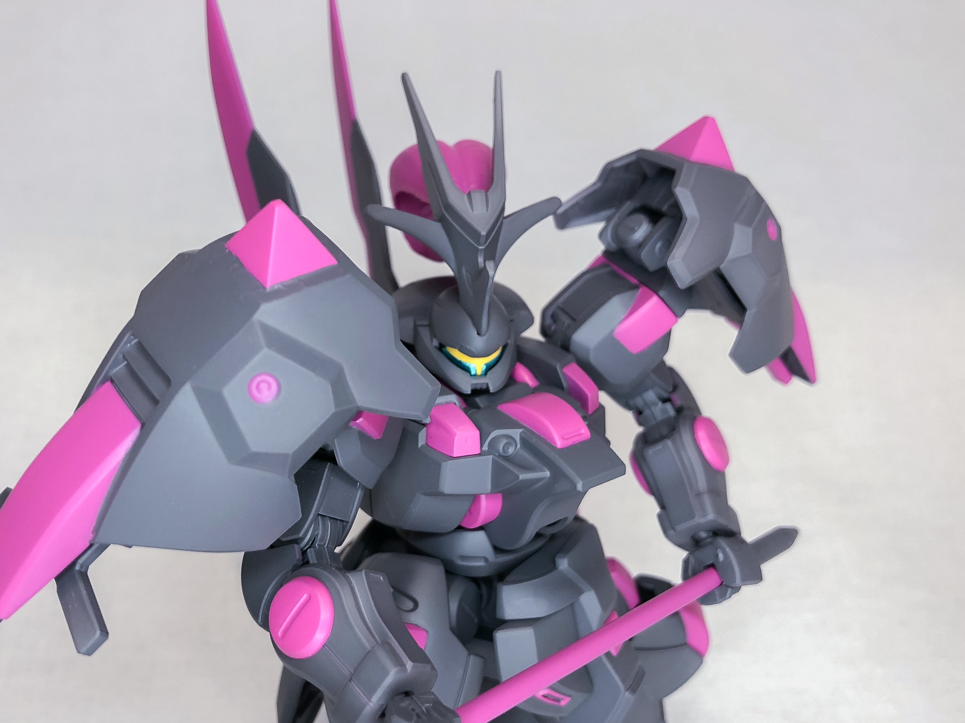 頭部センサーは付属のシールを使用して塗分けを行なっています。