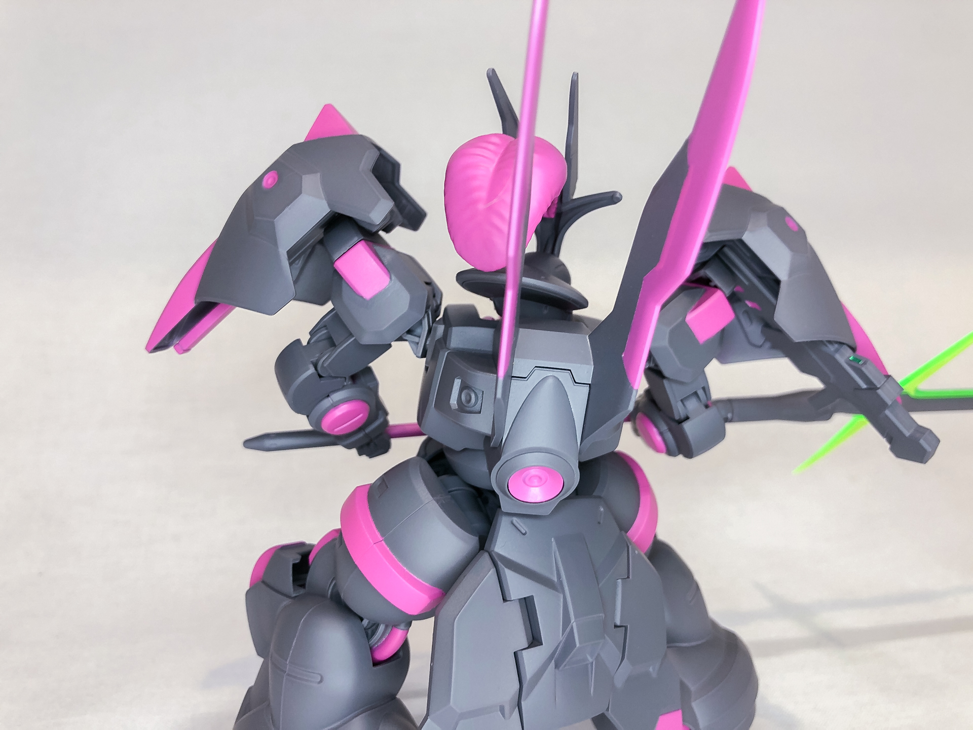 背面スラスターをピンクで塗り分けアクセントをつけています。