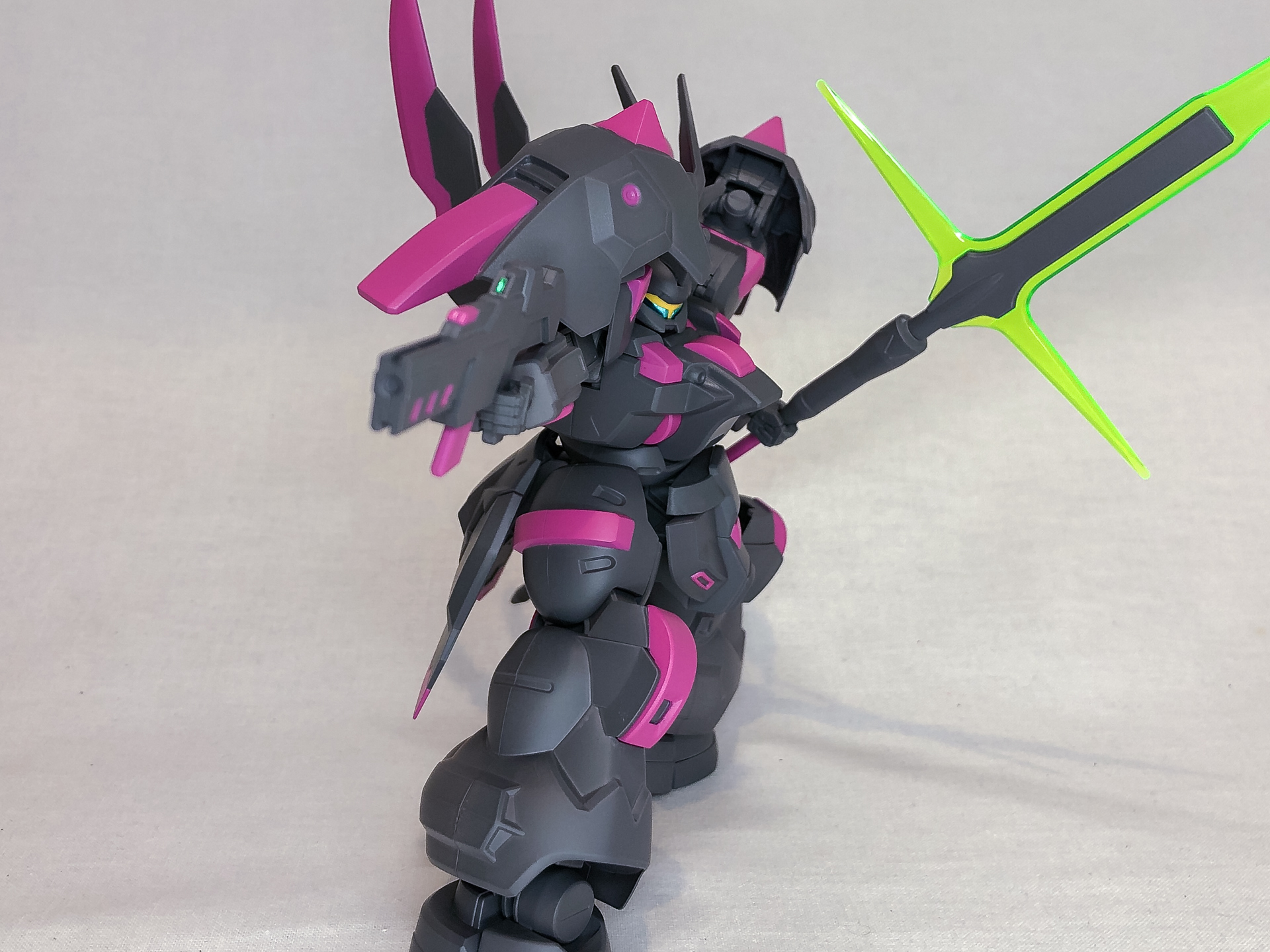 ビームライフルを構えてみました。大きなボディに小さいライフルがかっこいいです。