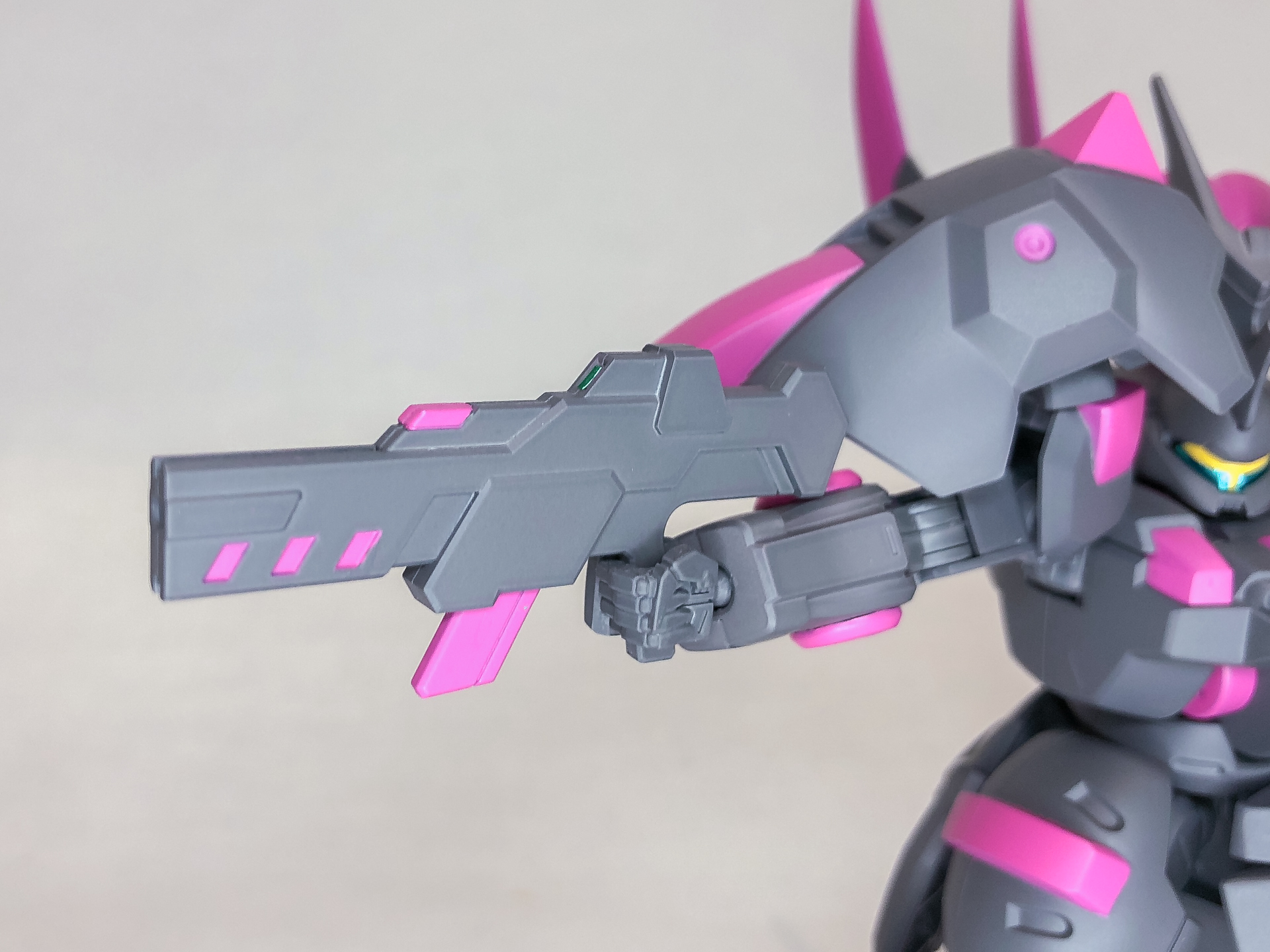 ビームライフルはポイントを絞ってピンクの塗装を施しました。