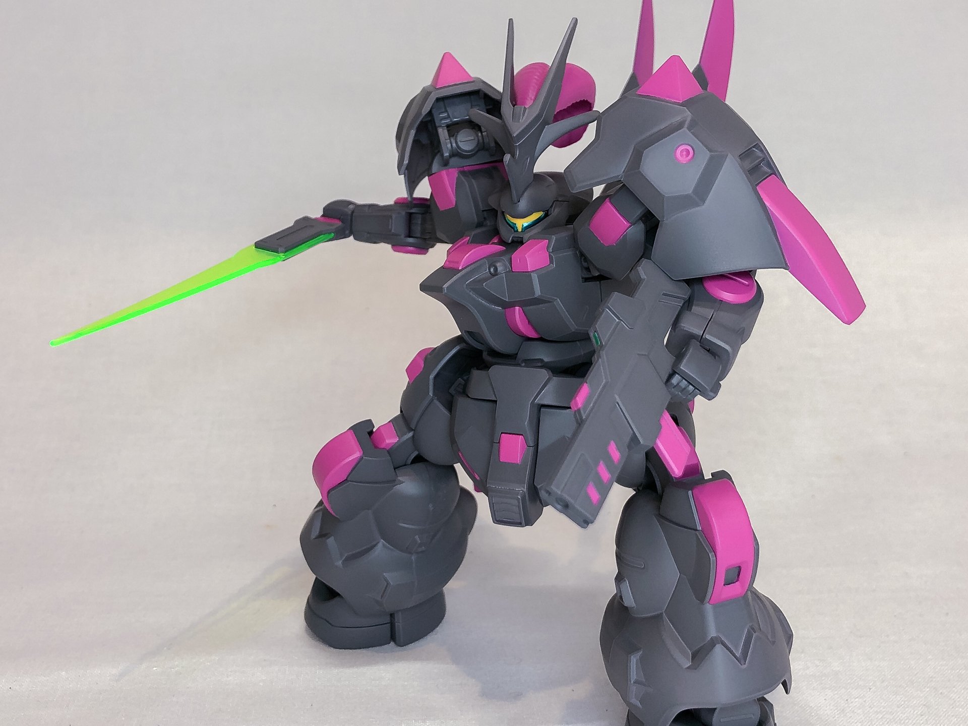 ビームトーチを構えた姿も様になります。