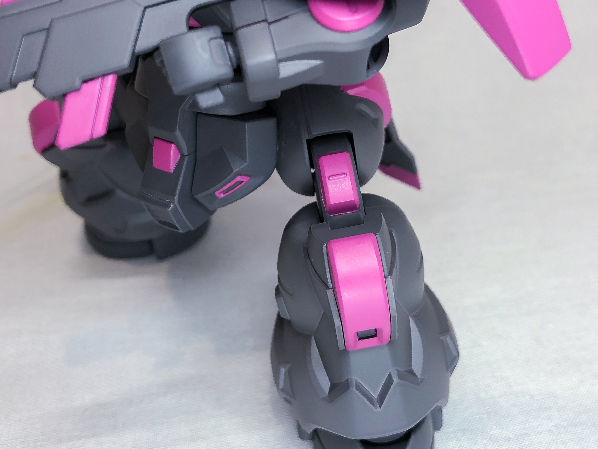 膝関節を曲げた時のみ差し色が見える塗分けとしました。