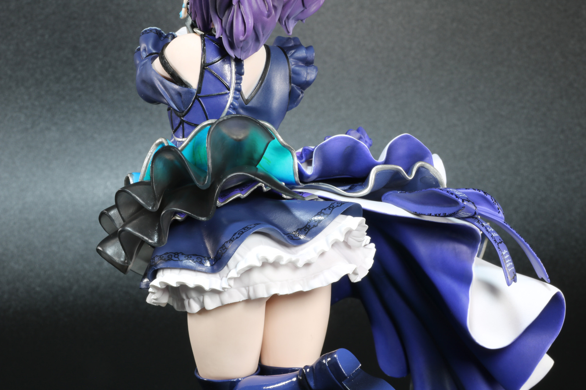 右に大きく膨らんだスカートが存在感を発揮する