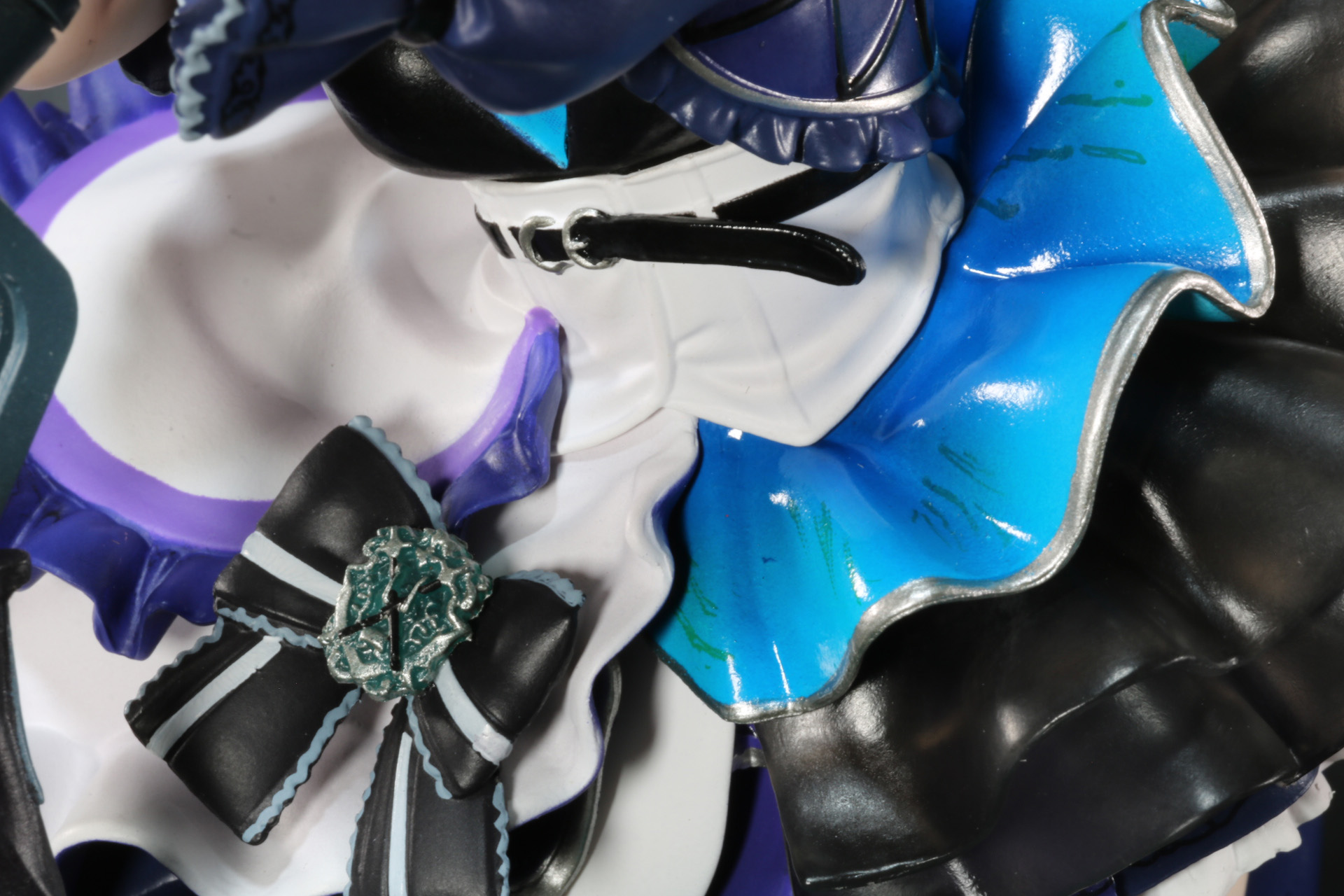 エンブレムの造形やリボンや衣装の淵も色分け表現がされている