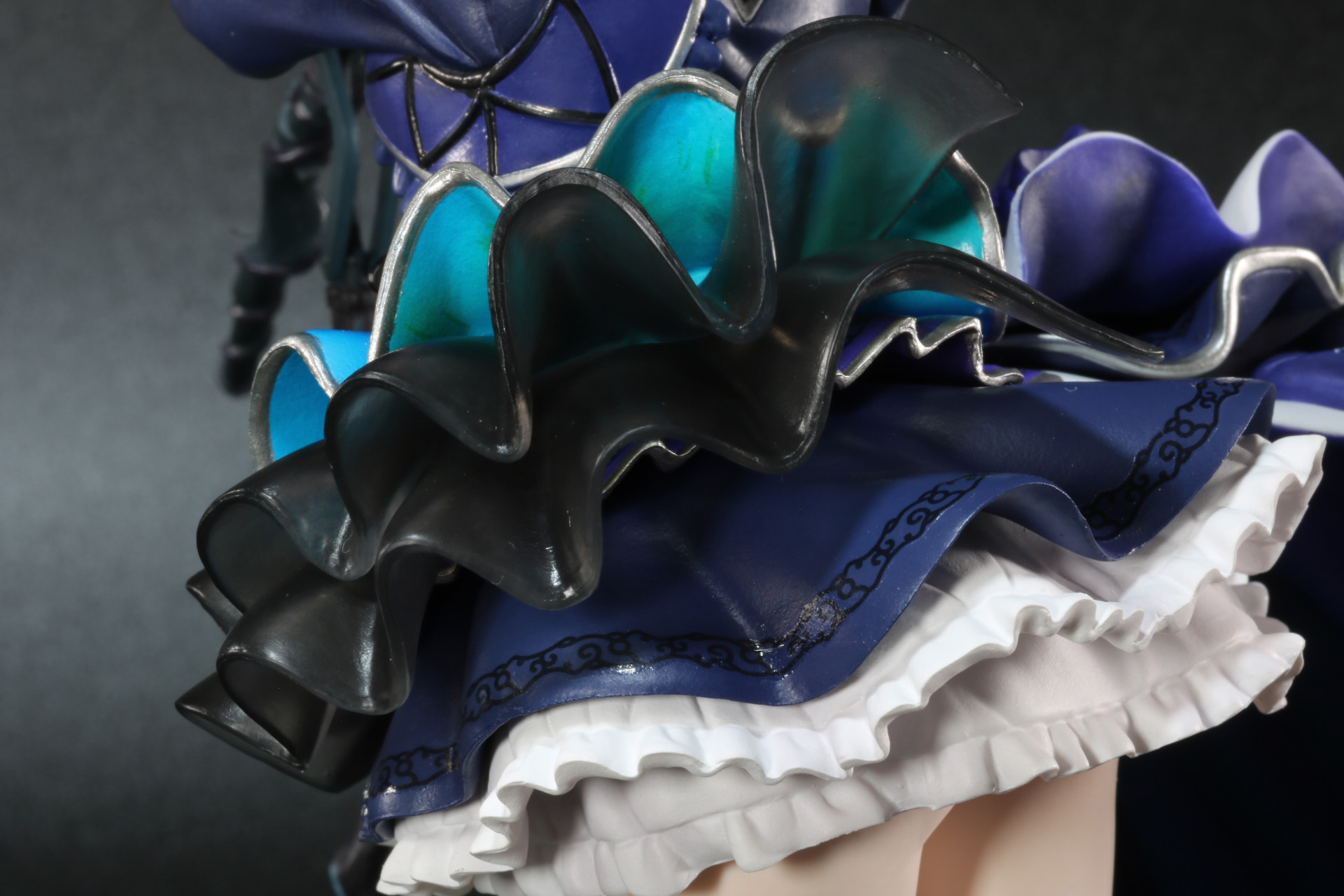 ブーツはエナメル素材のような光沢感ある色彩