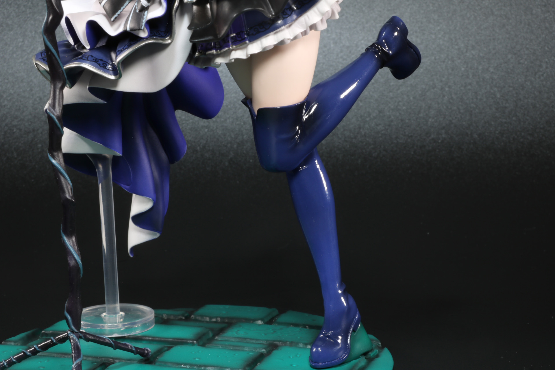 ブーツはエナメル素材のような光沢感ある色彩