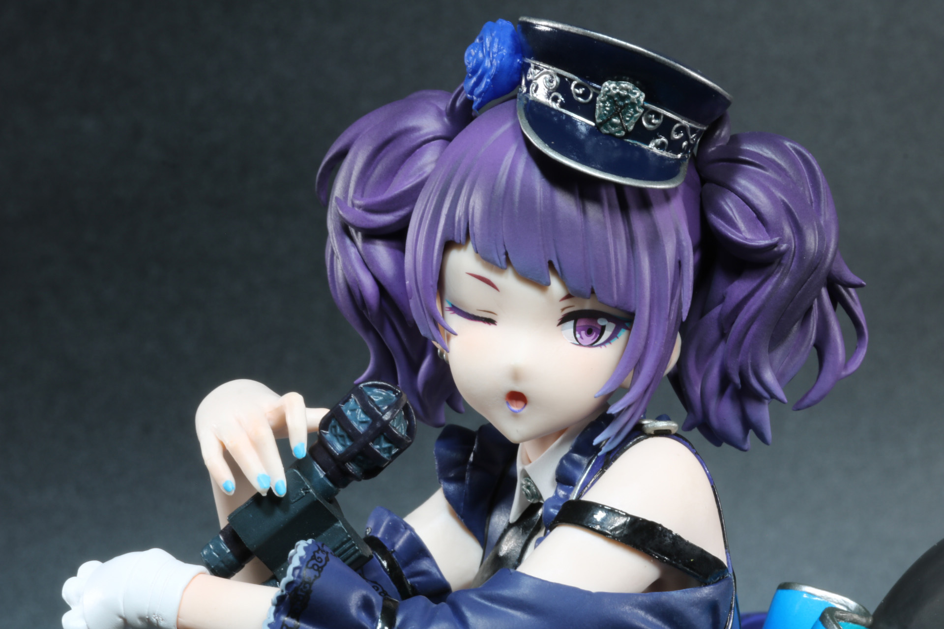 正面を見た目線やアイシャドーと摩美々の個性が現れている