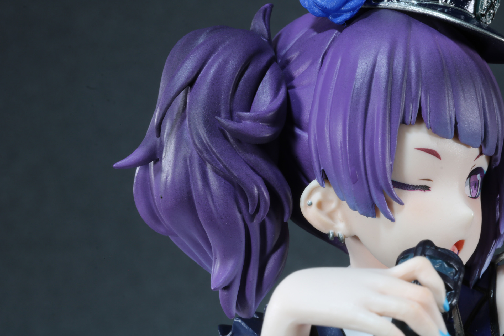 ふわふわのツインテールの造形に加え、耳にはピアスとパンキッシュなおしゃれも作りこまれている