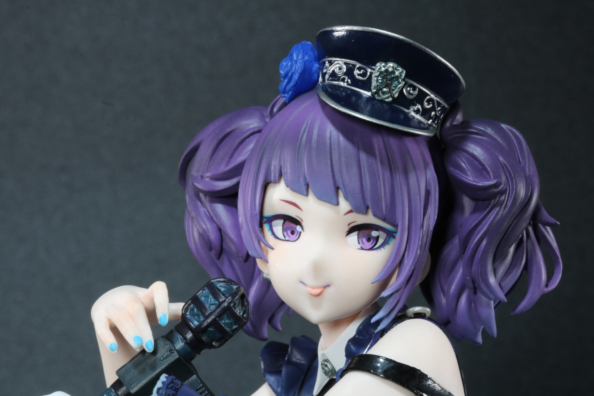 イタズラな笑みを浮かべた表情