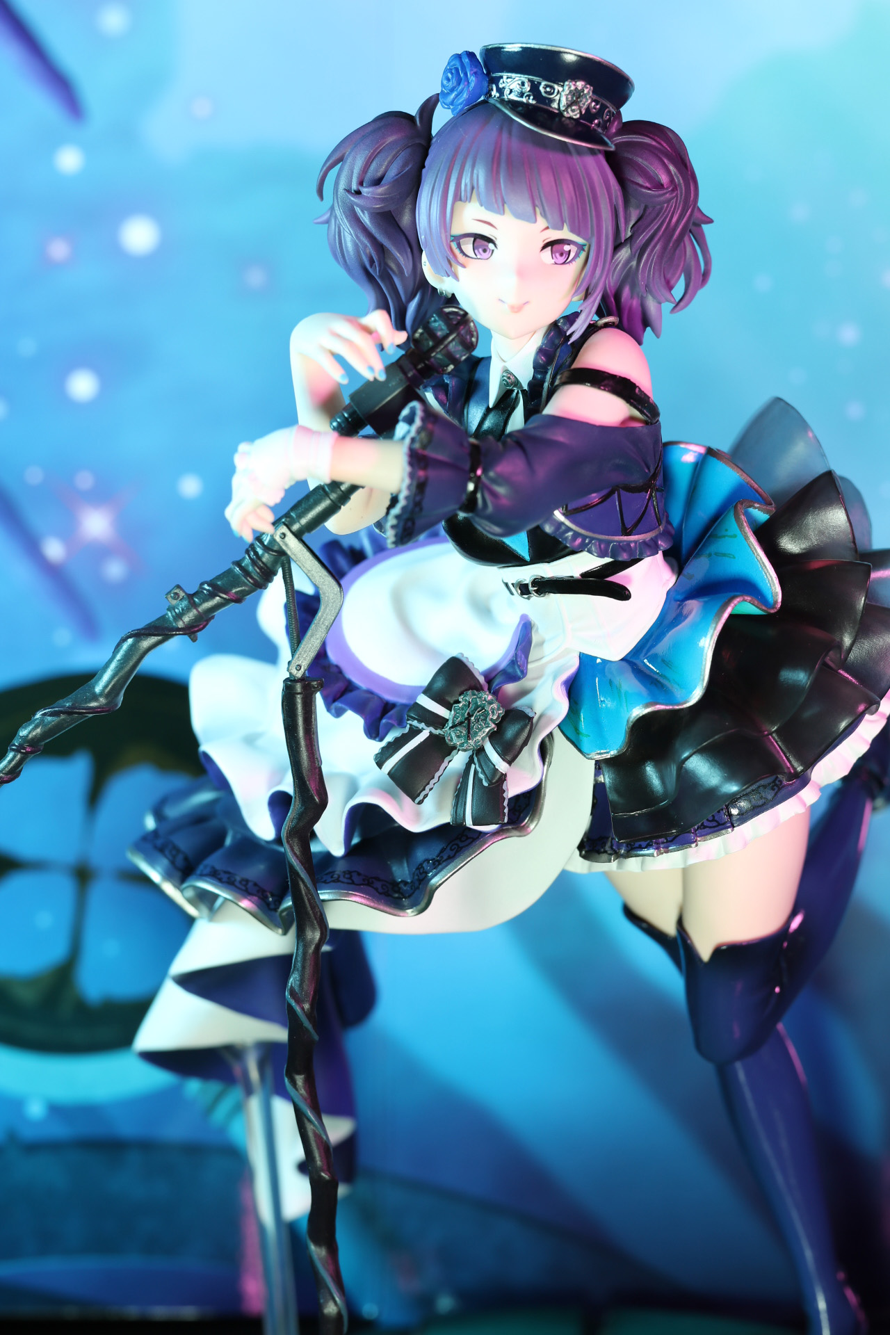 イタズラな笑みを浮かべ、パフォーマンスをする摩美々が表現できる