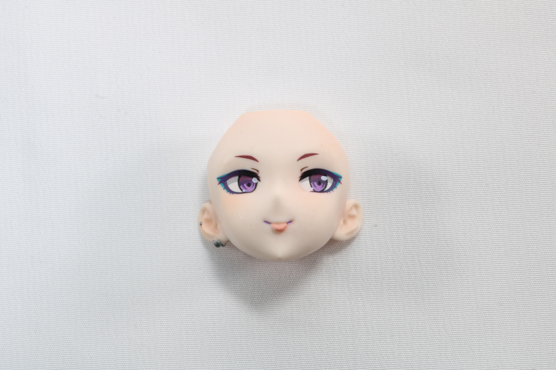 あみあみ限定特典の交換用フェイスパーツ。こちらは両目を引開けて、舌を少し出したいたずらっ子な雰囲気となっている