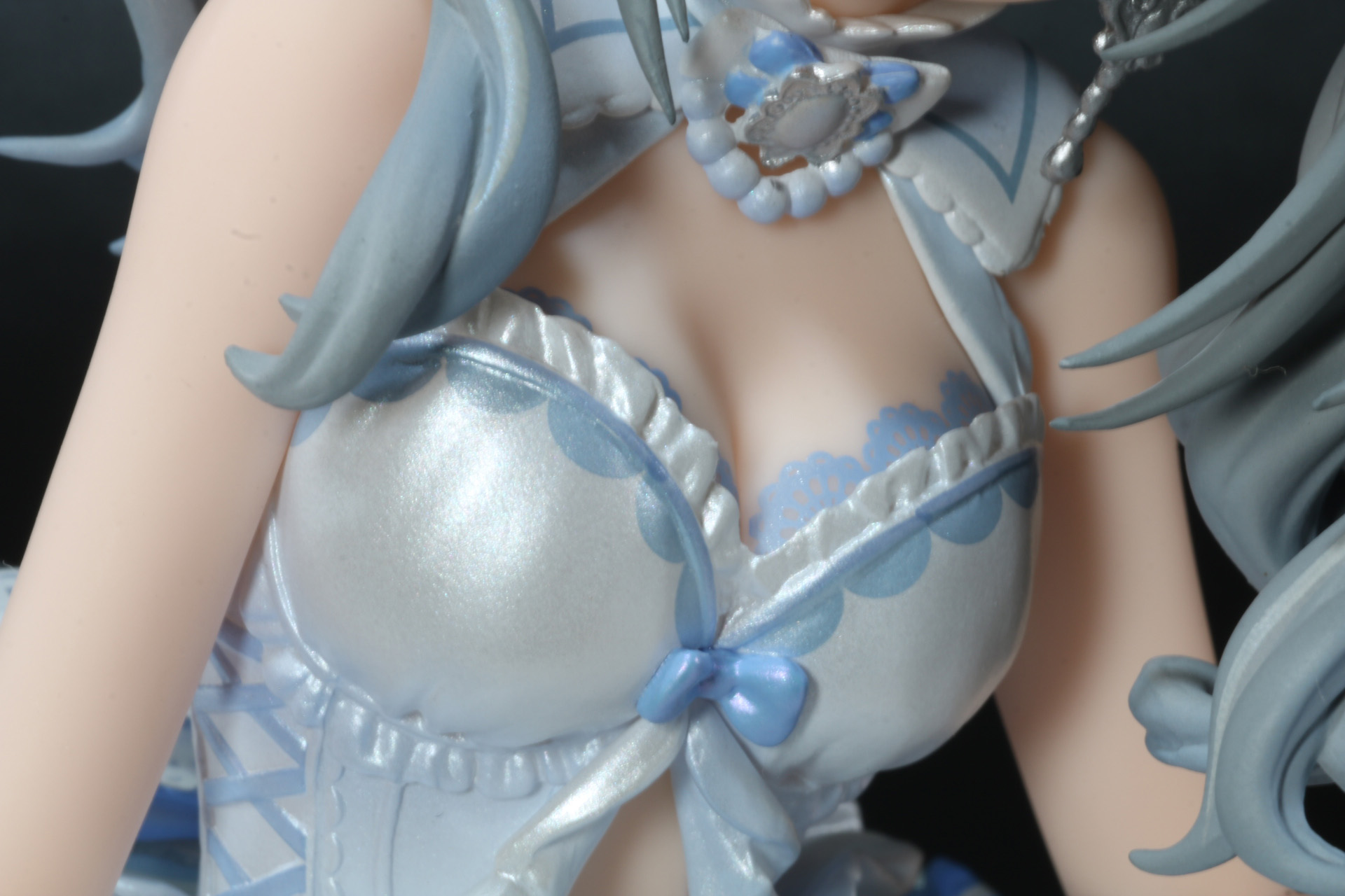 セクシーな胸元はレースの造形もしっかりデザインされている