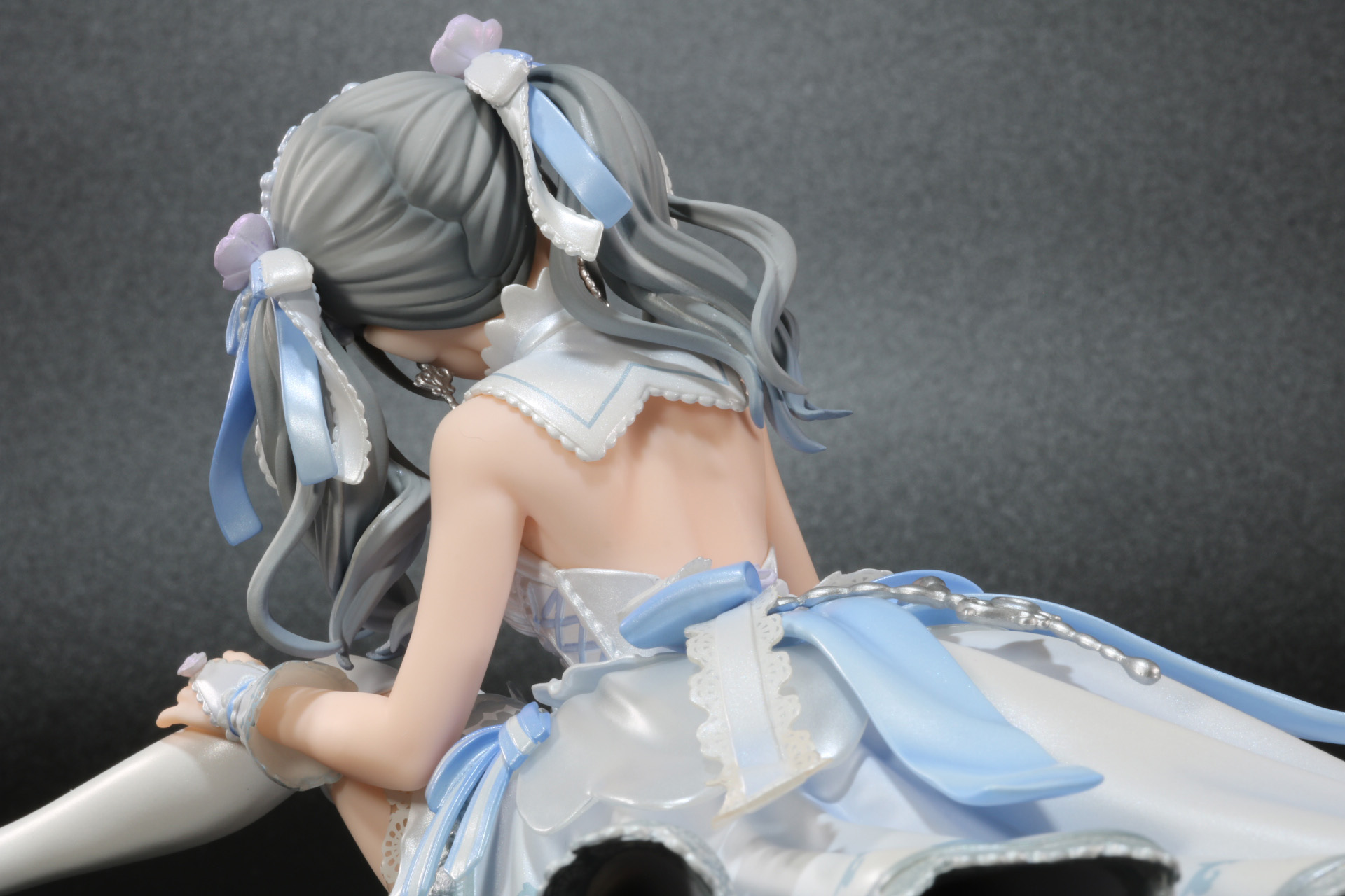 大胆に開いた背中も眩しい