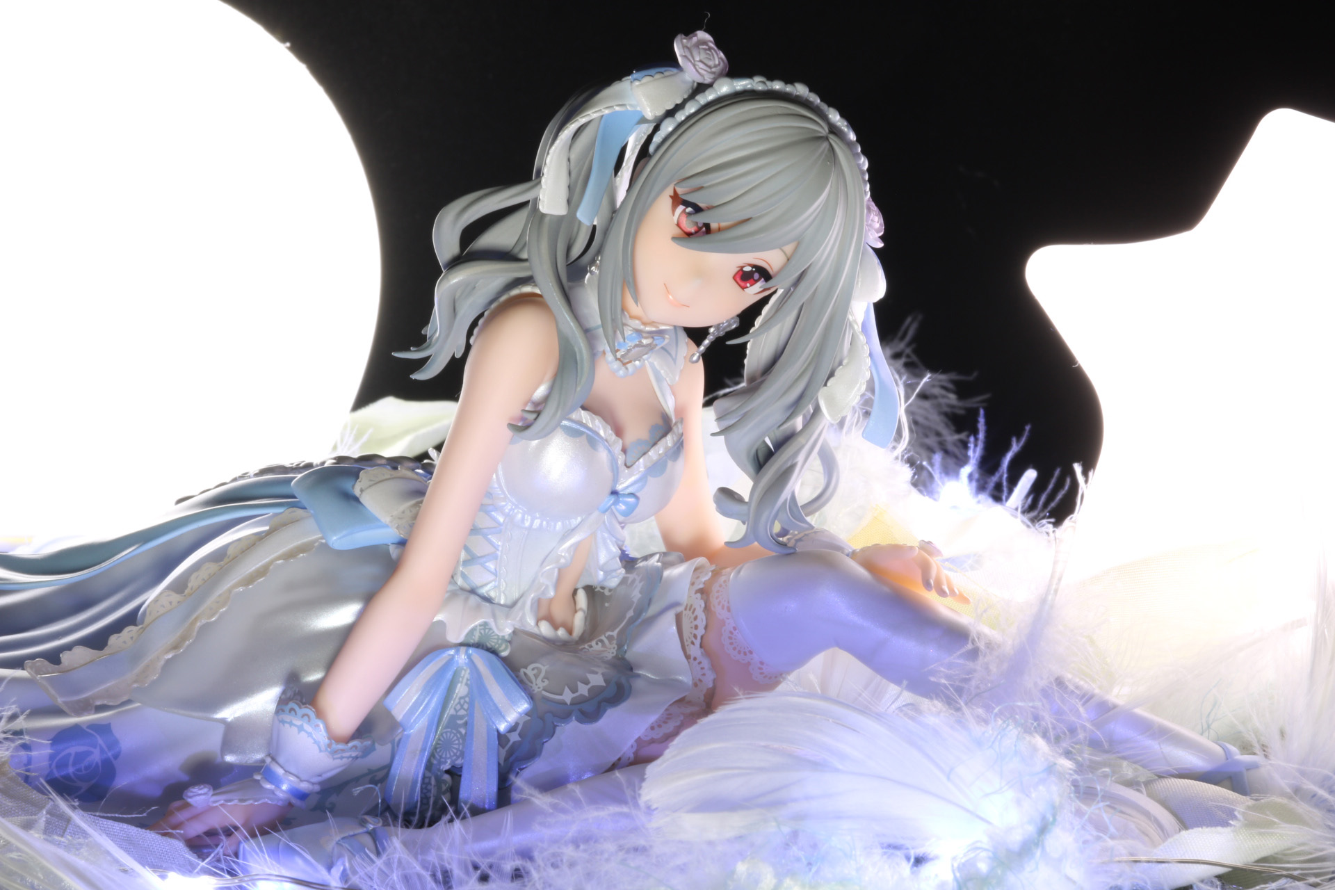 煩雑としていた毛糸や羽もワイヤーライトで淡い光を浴び、ファンタジックな世界観を演出する