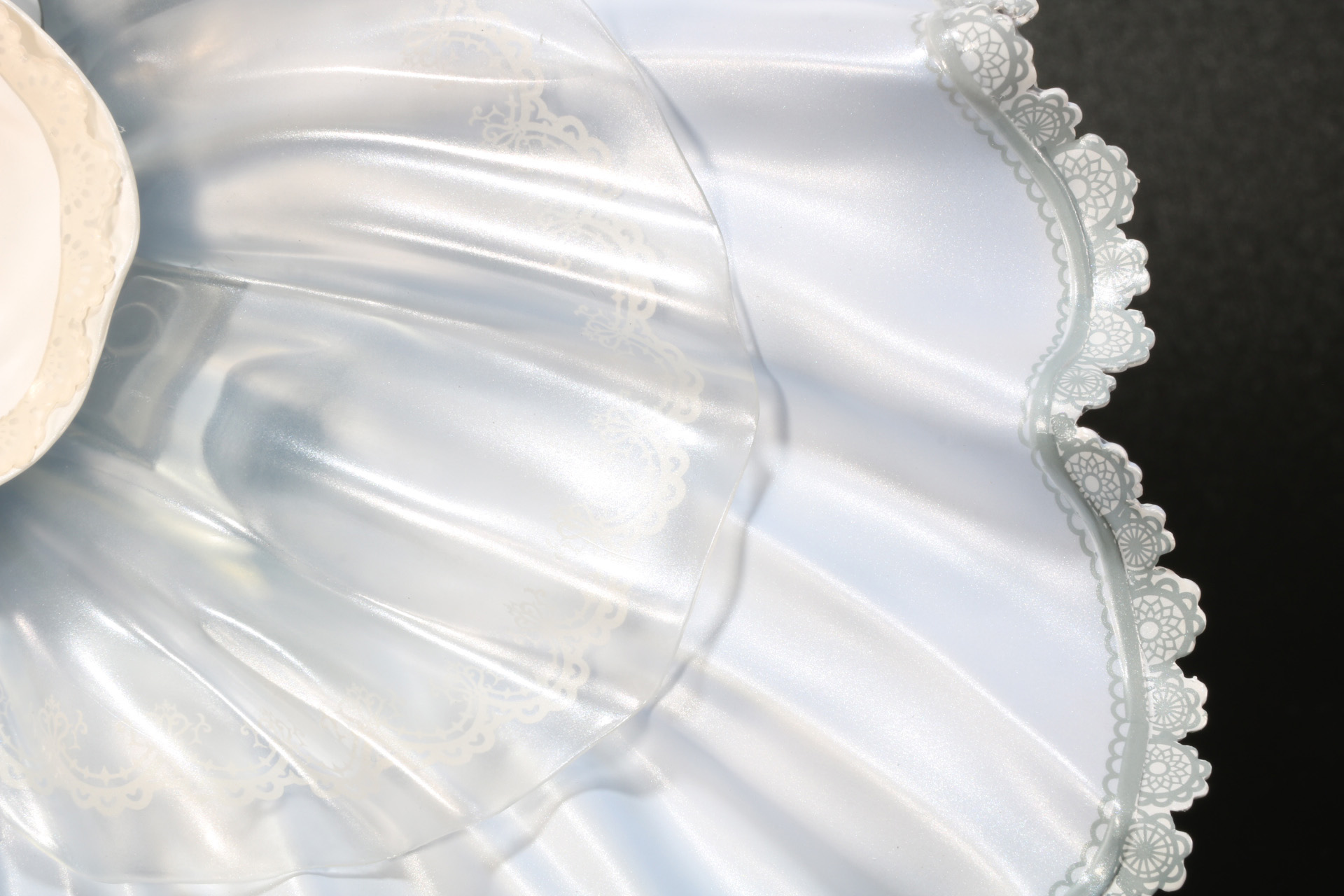 裏面も見えないところでクリアパーツと淵のレース表現が施されている