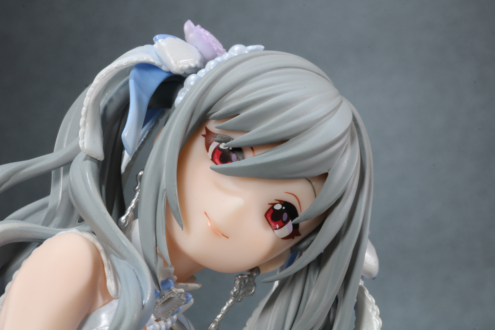 下から覗くと小顔な印象