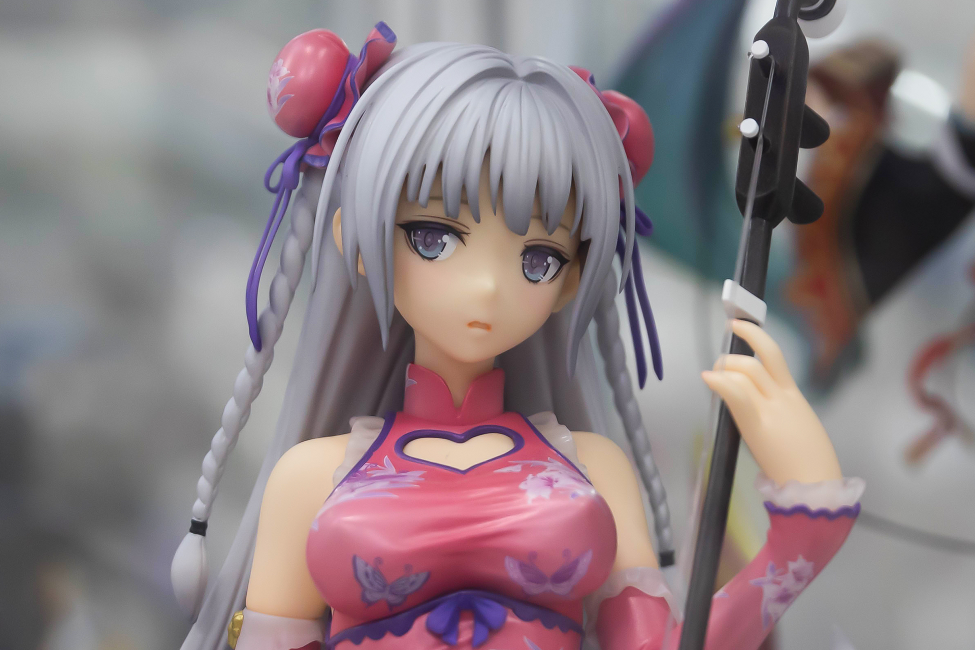 グレーの髪には、衣装と合わせたピンク色の髪飾りが付けられている