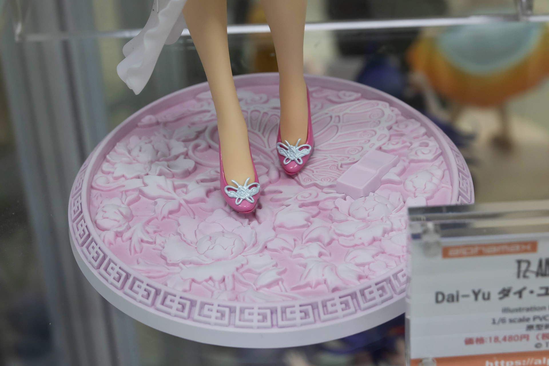 靴のデザインもこれだけの細かさ！それに加えて、台座部分も手抜かりが一切ない出来映えである