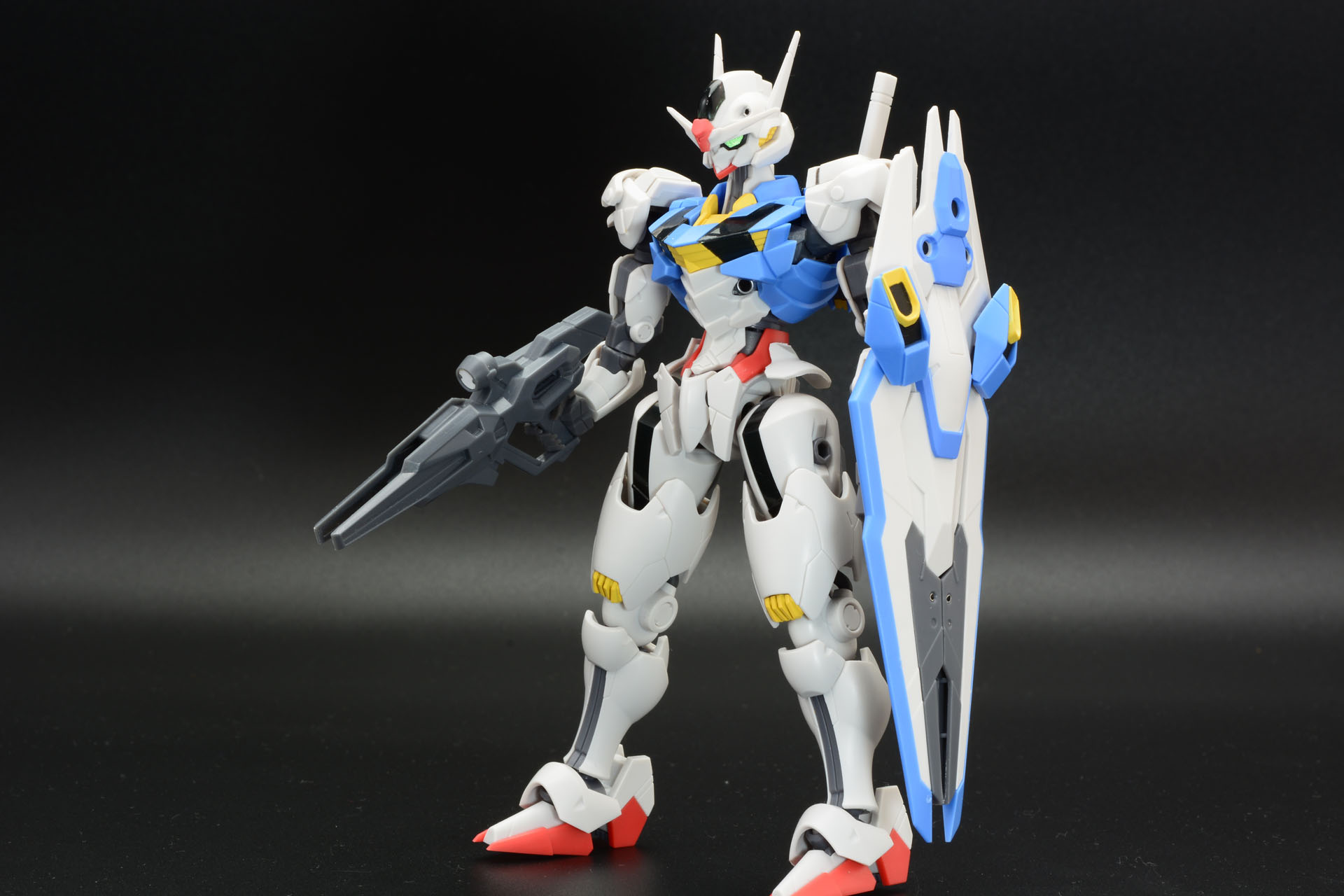 大きなシールドを構えると、ガンダムらしいシルエットに
