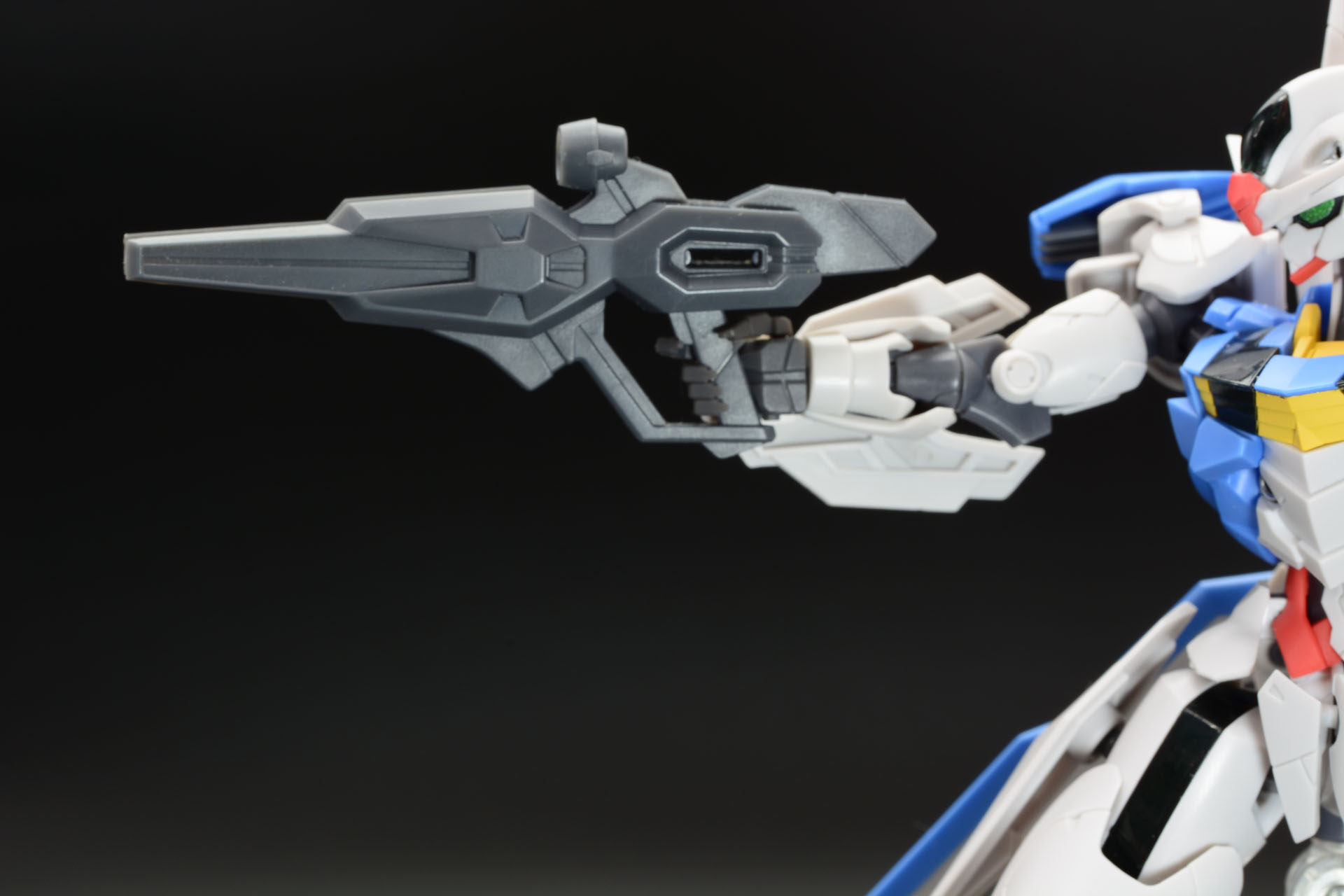 ビームライフルの銃口にガンビットを装着。本商品の場合は、接続パーツをかみ合わせる必要がある