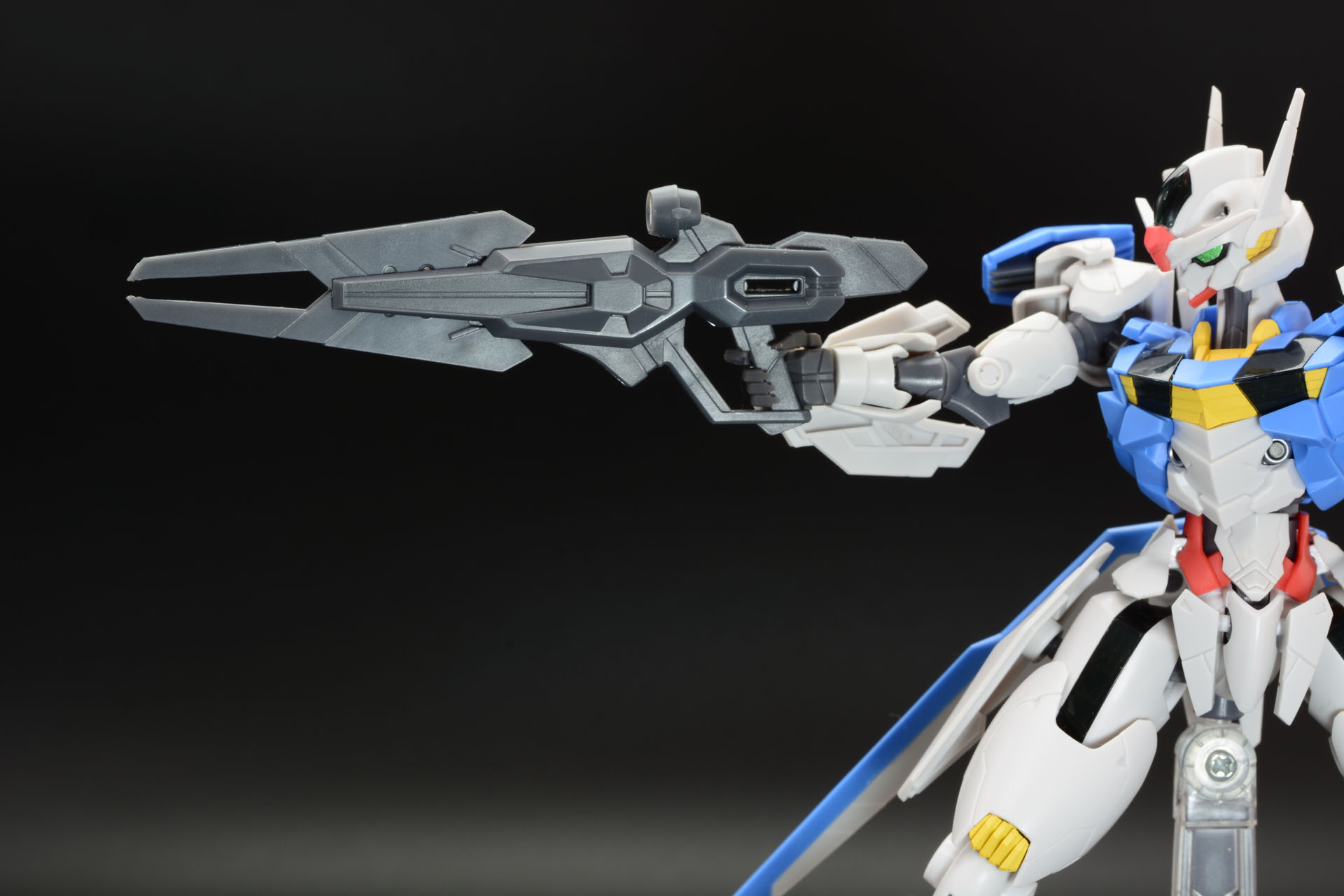 ビームライフルの銃口にガンビットを装着。本商品の場合は、接続パーツをかみ合わせる必要がある