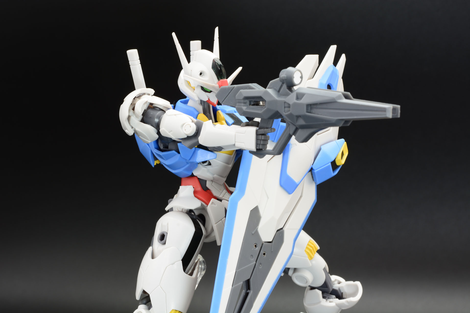 シールド、ビームライフル、ビームサーベルのガンダムらしいアクション
