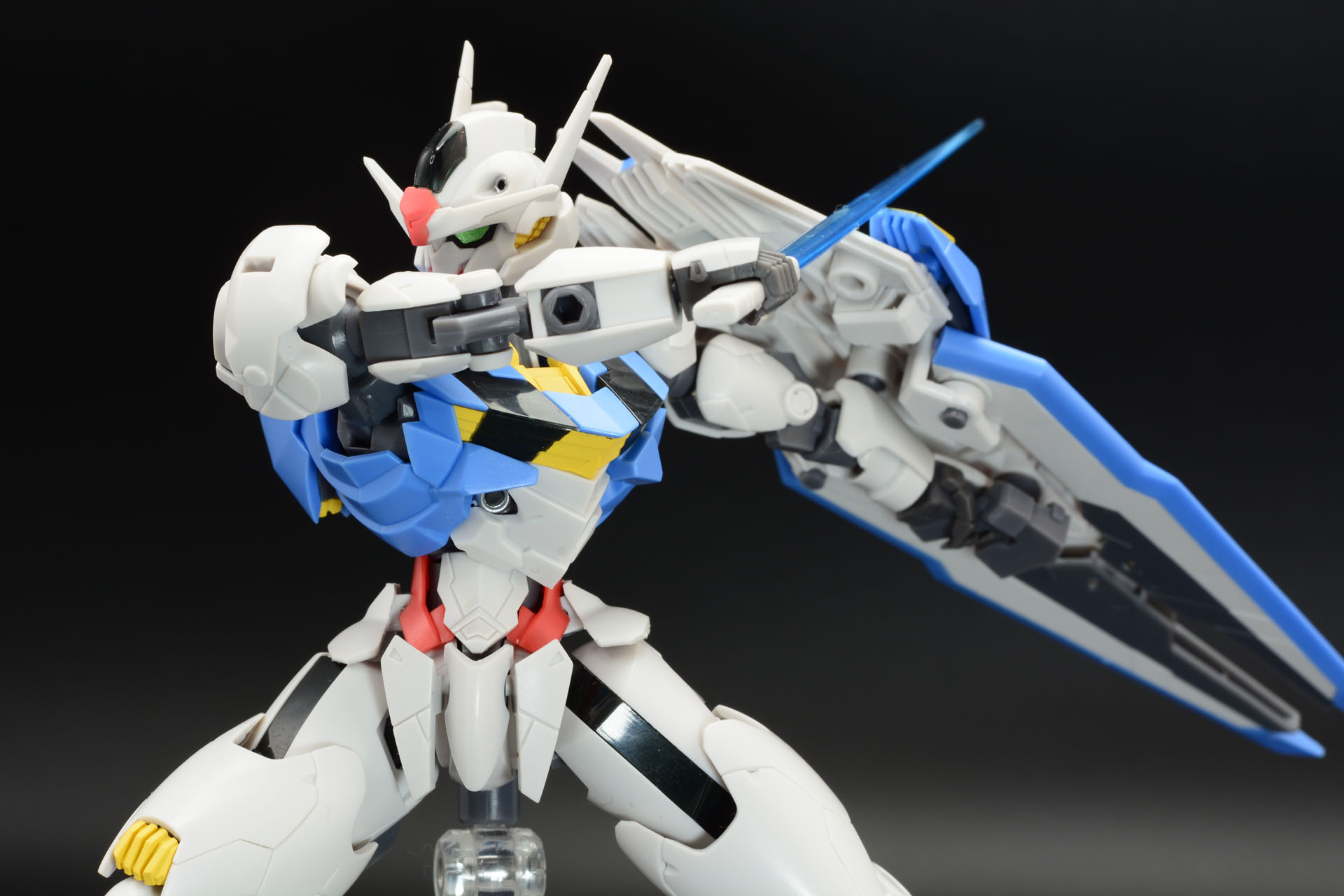 シールド、ビームライフル、ビームサーベルのガンダムらしいアクション