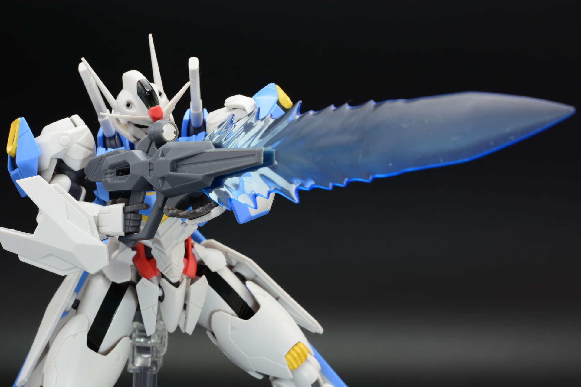 シールド、ビームライフル、ビームサーベルのガンダムらしいアクション
