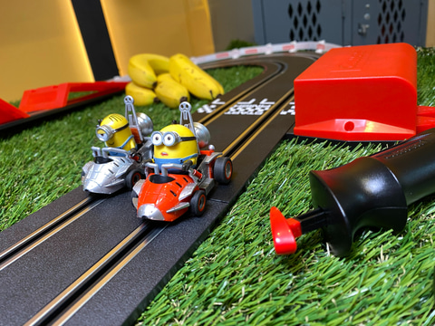 ミニオンたちが“スロットカー”の世界を駆け巡る！ 京商、「ミニオン