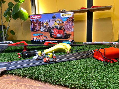 ミニオンたちが“スロットカー”の世界を駆け巡る！ 京商、「ミニオン