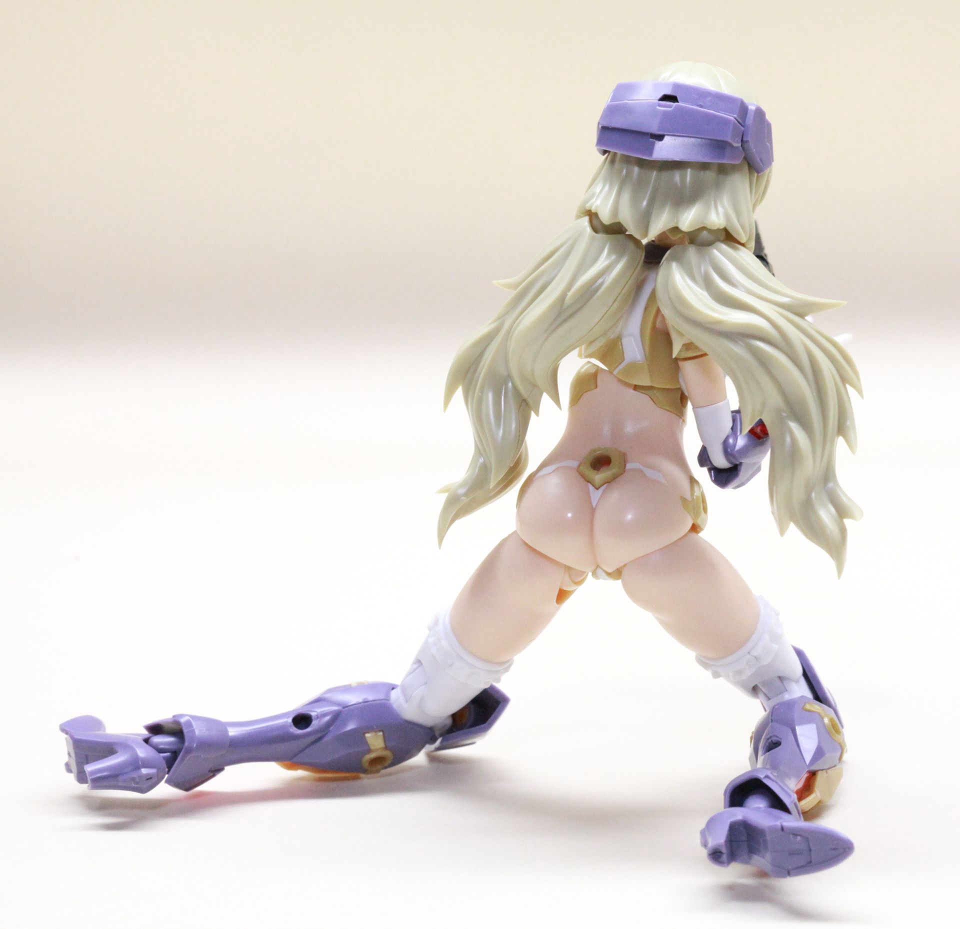 射撃体勢に　お尻の部分は強調するため、やすりを800番から10000番までかけて“つや”を出している