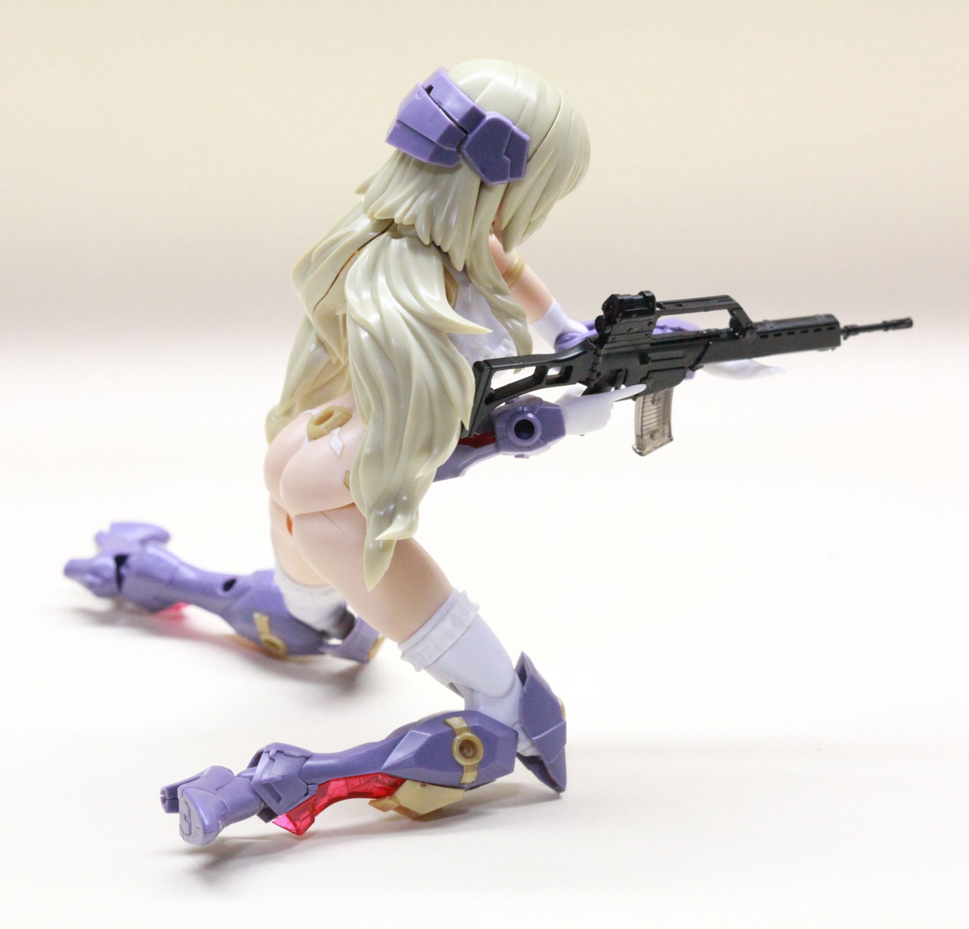 射撃体勢を横から見た場合　自立の関係上、これ以上は前に倒せない