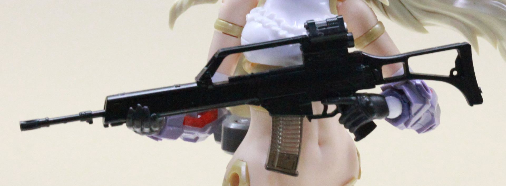 専用ハンドパーツ装着例　手が黒色になるが銃をしっかり保持している