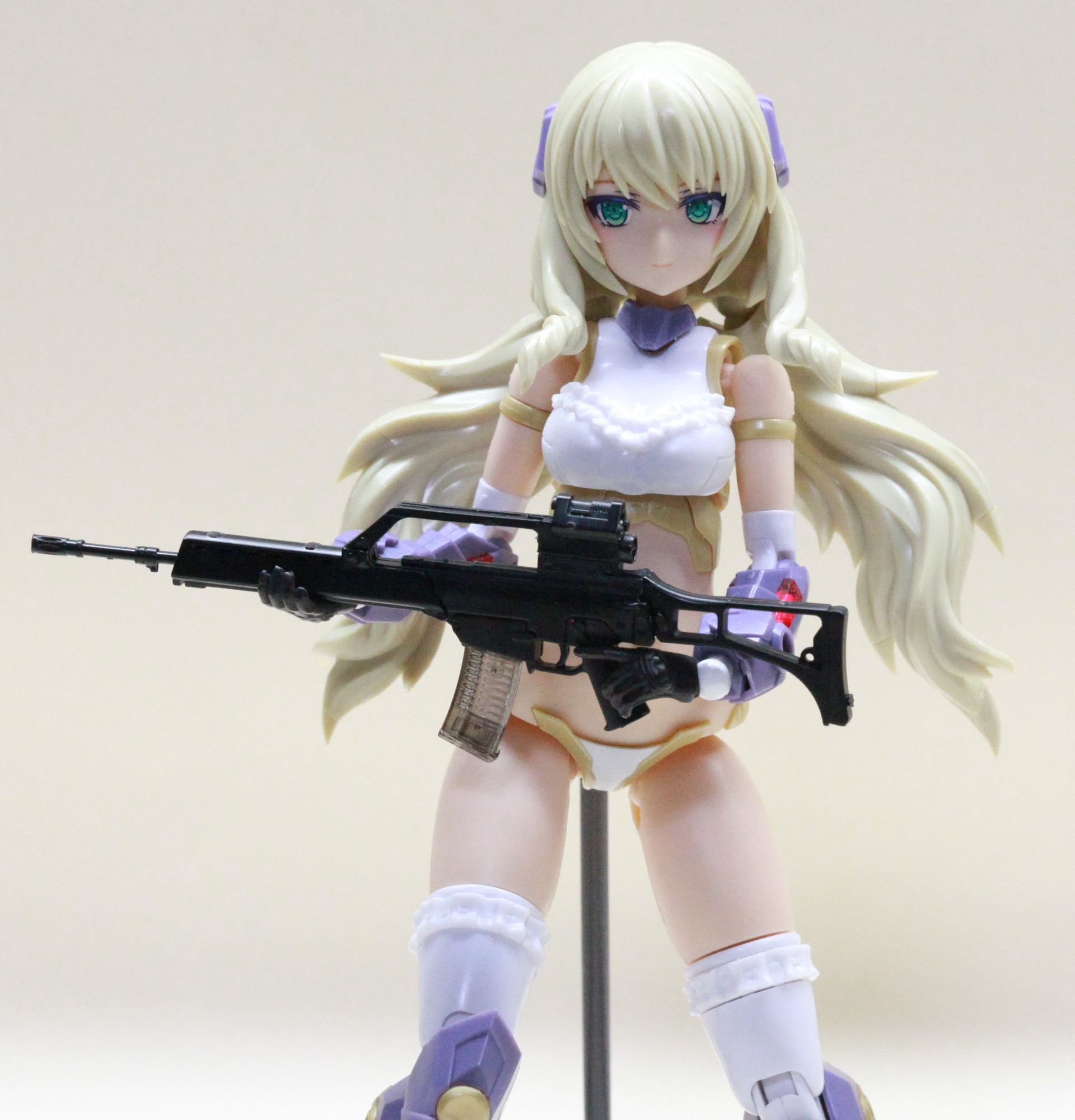 右手の支えに銃のハンドガードがすっぽり収まる