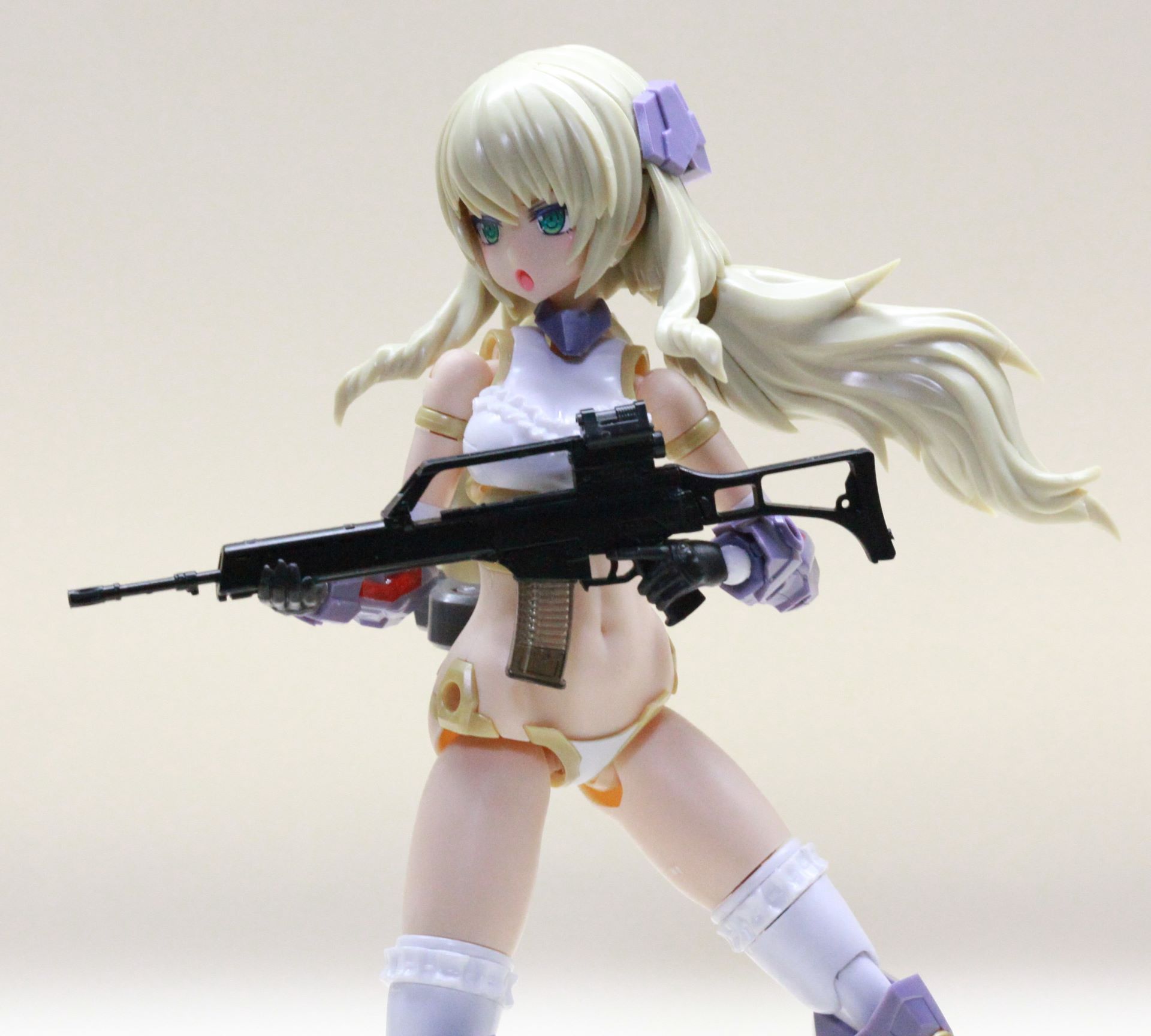 ストックの関係上、この素体の場合は横向きに持った方がしっくりくる