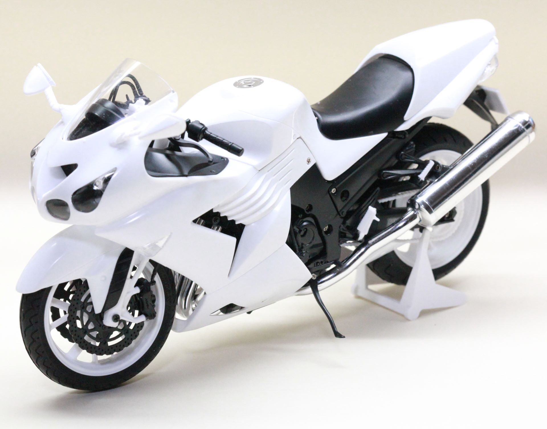 完成品　パッケージイラストに近づけるには塗装が必須だが、十分なカッコよさを持っている