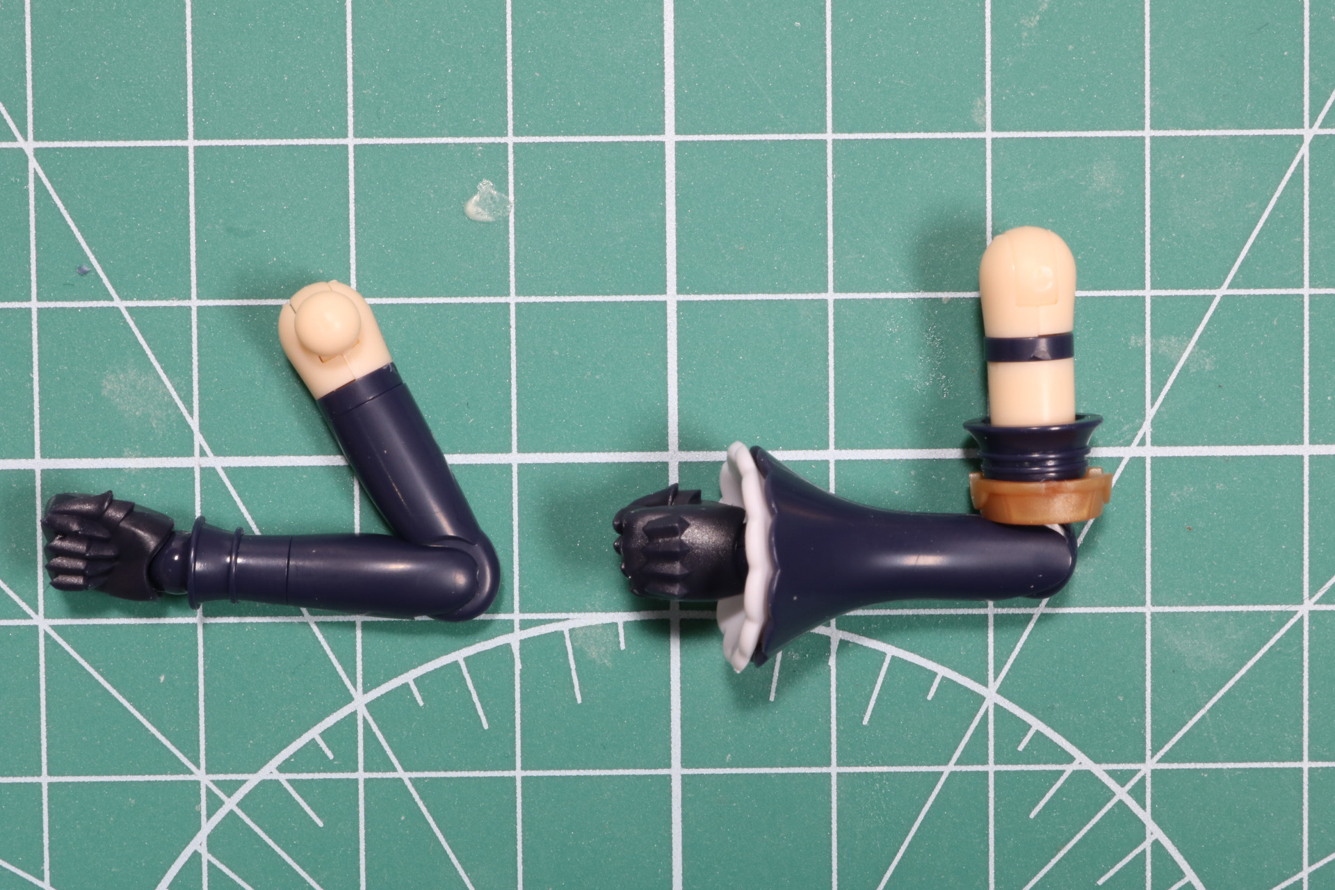 肘の可動は左右で異なる。肩口は軸可動があるため水平可動もできる