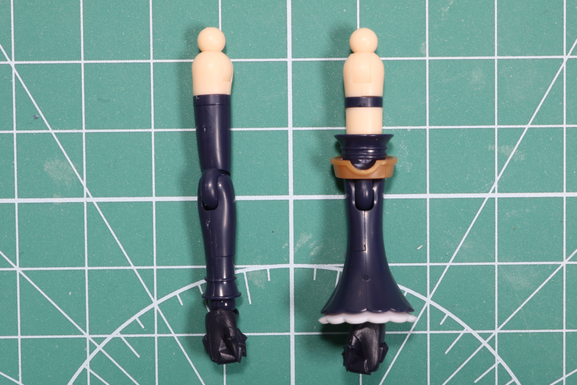 肘の可動は左右で異なる。肩口は軸可動があるため水平可動もできる