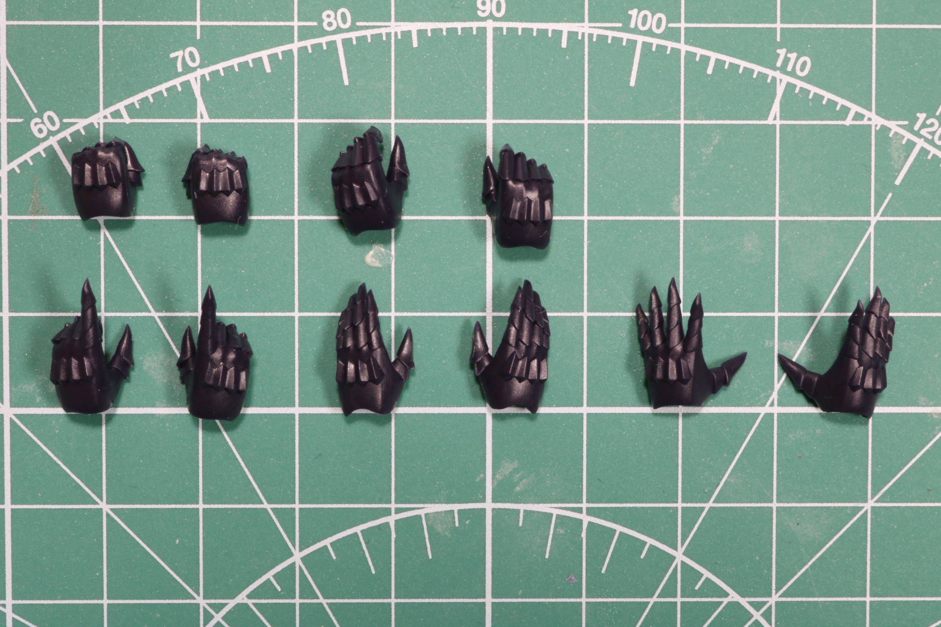 ハンドパーツは左右それぞれに、握り手、武器の持ち手2種、開き手2種がある。細かな表情付けも期待できる