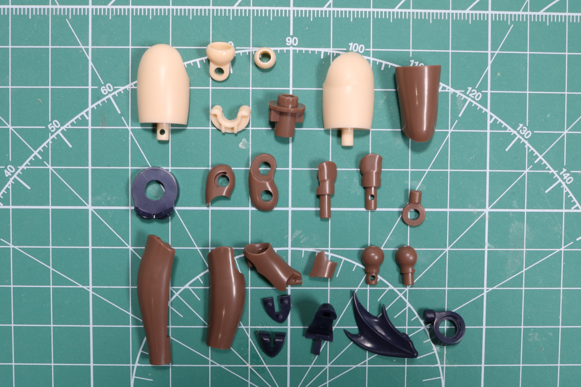 膝の引き出しをしていない状態ではぎこちない動きだが、膝を伸ばすことで屈伸姿勢に近い可動ができる