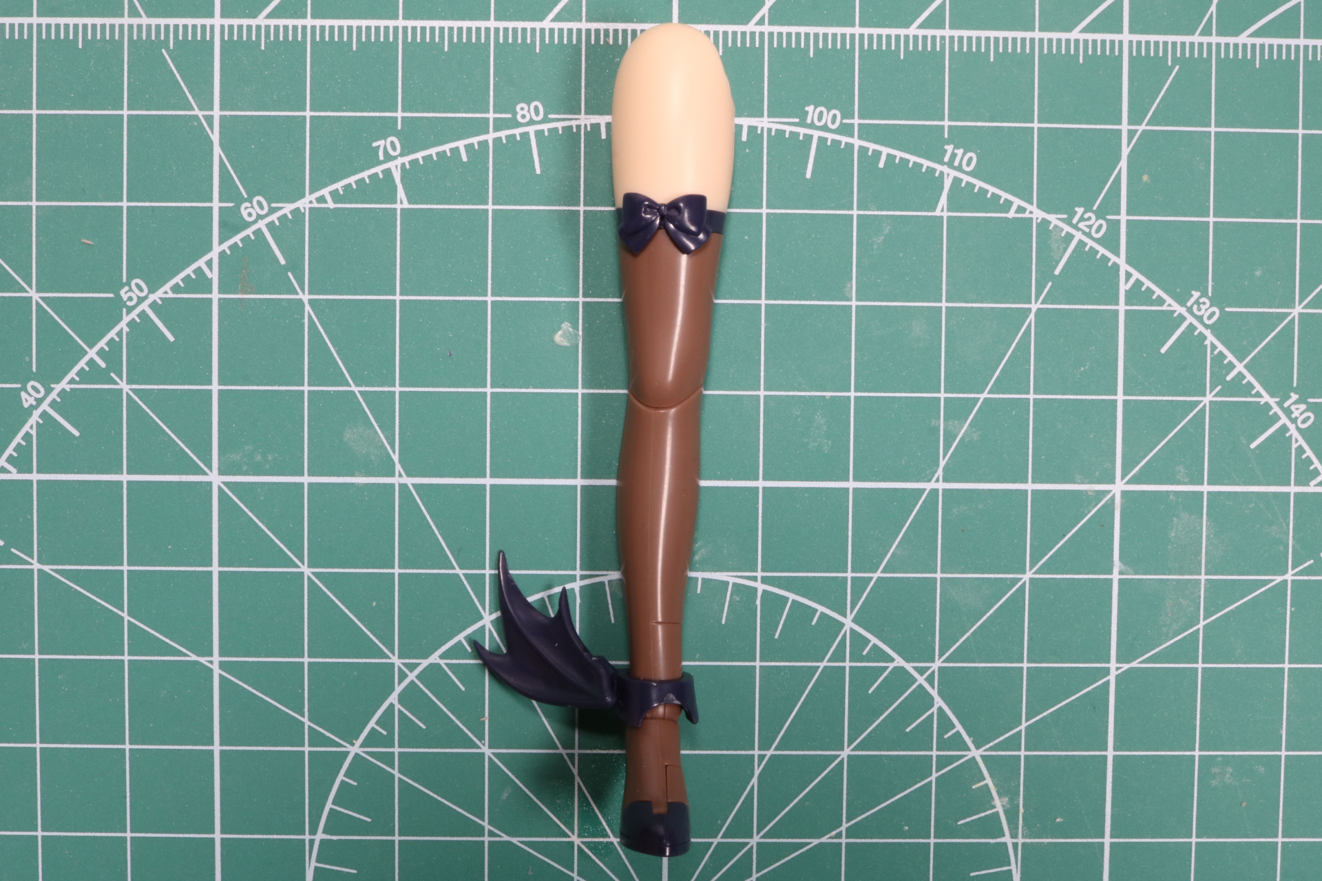 膝の引き出しをしていない状態ではぎこちない動きだが、膝を伸ばすことで屈伸姿勢に近い可動ができる