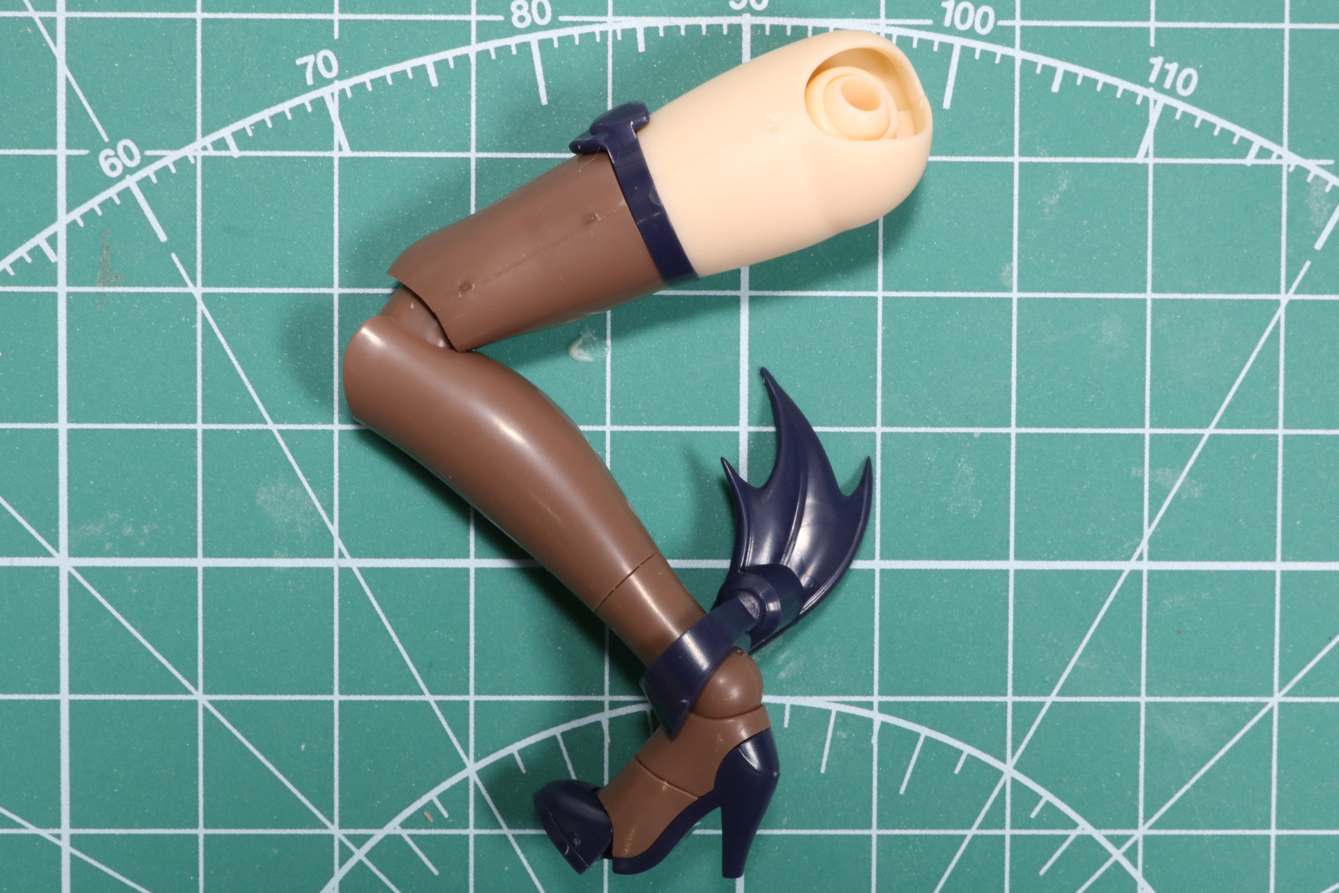 膝の引き出しをしていない状態ではぎこちない動きだが、膝を伸ばすことで屈伸姿勢に近い可動ができる