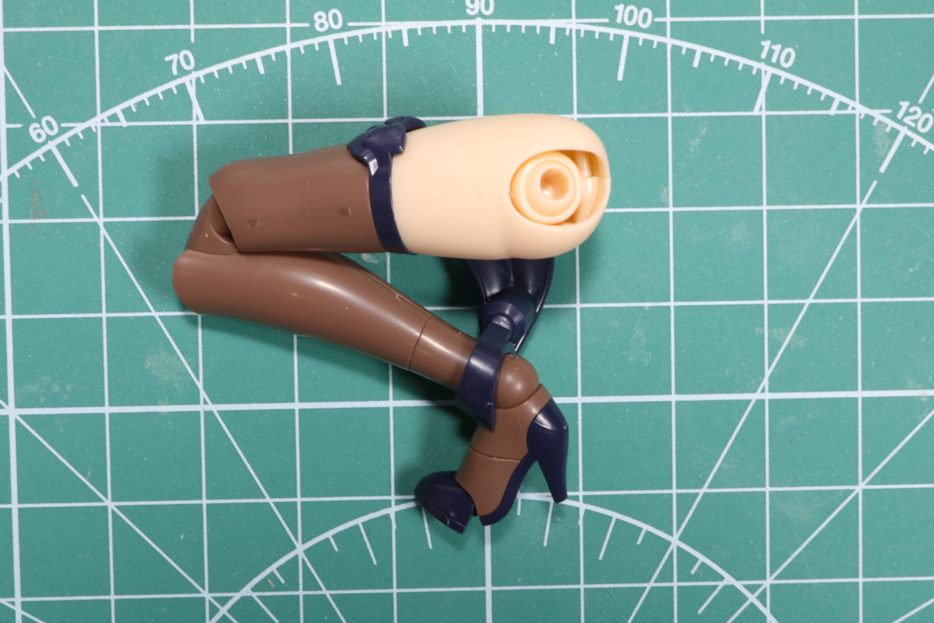 膝の引き出しをしていない状態ではぎこちない動きだが、膝を伸ばすことで屈伸姿勢に近い可動ができる