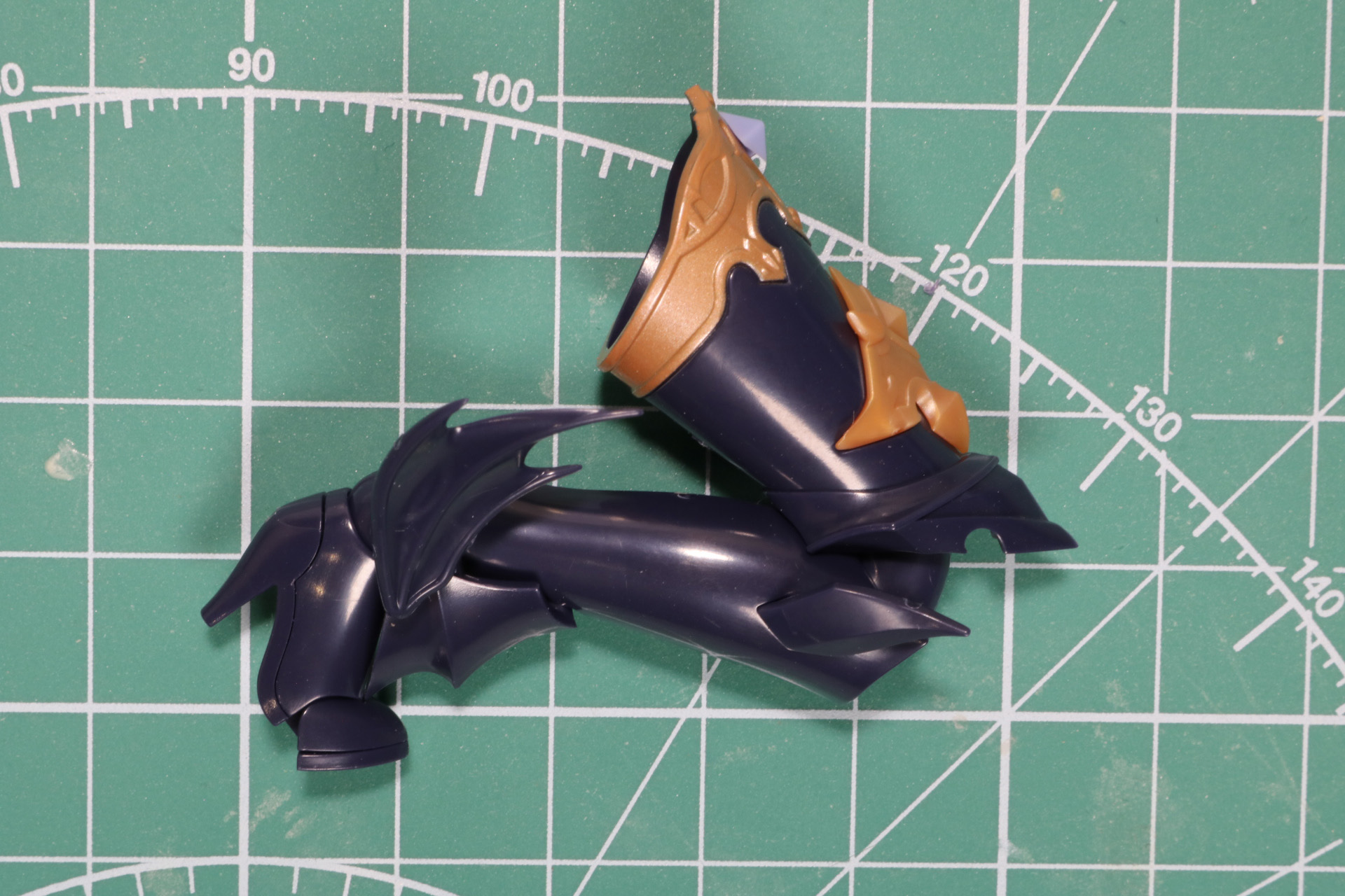 つま先、足首、膝関節が可動