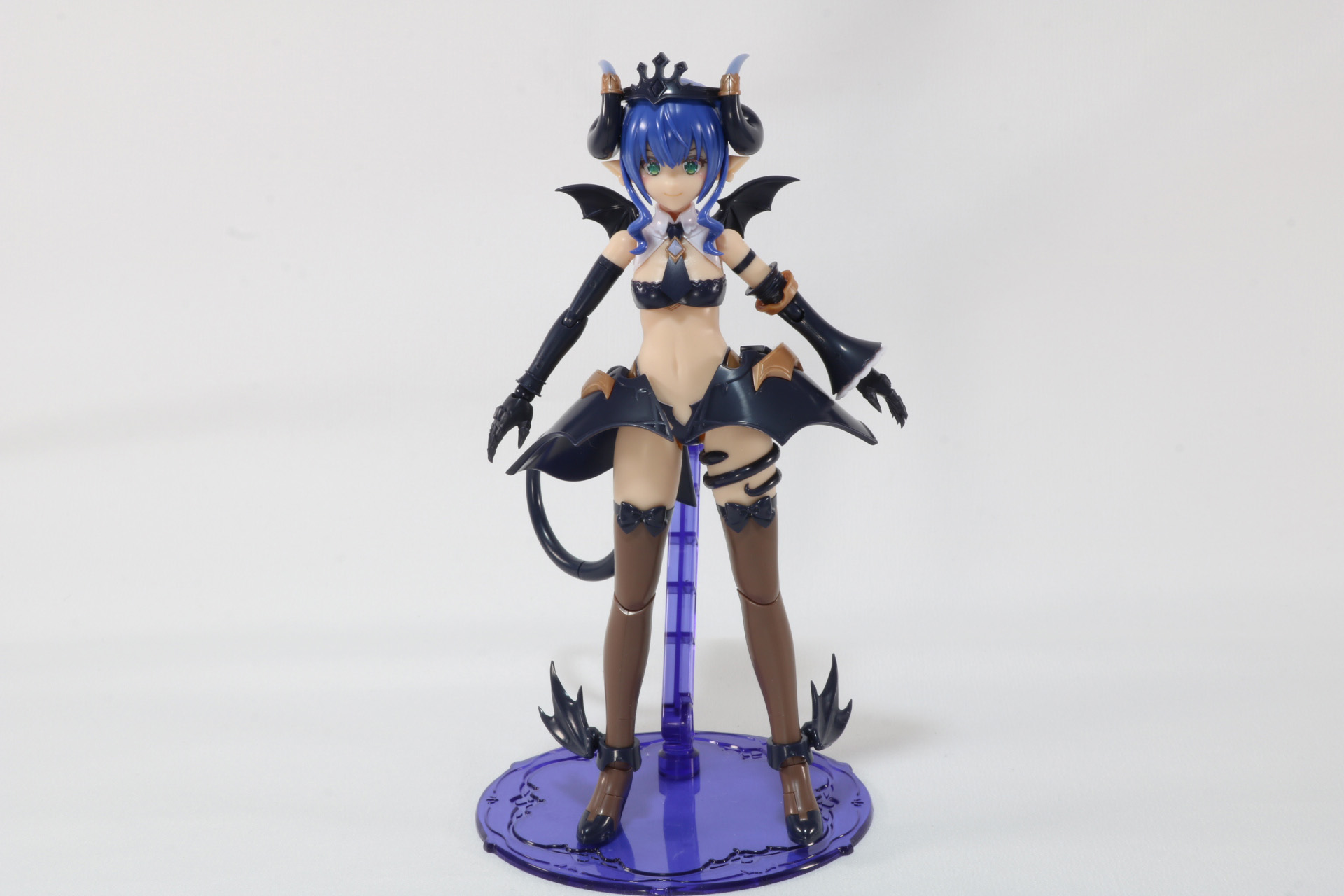 尖った耳には耳飾りの造形も入っている