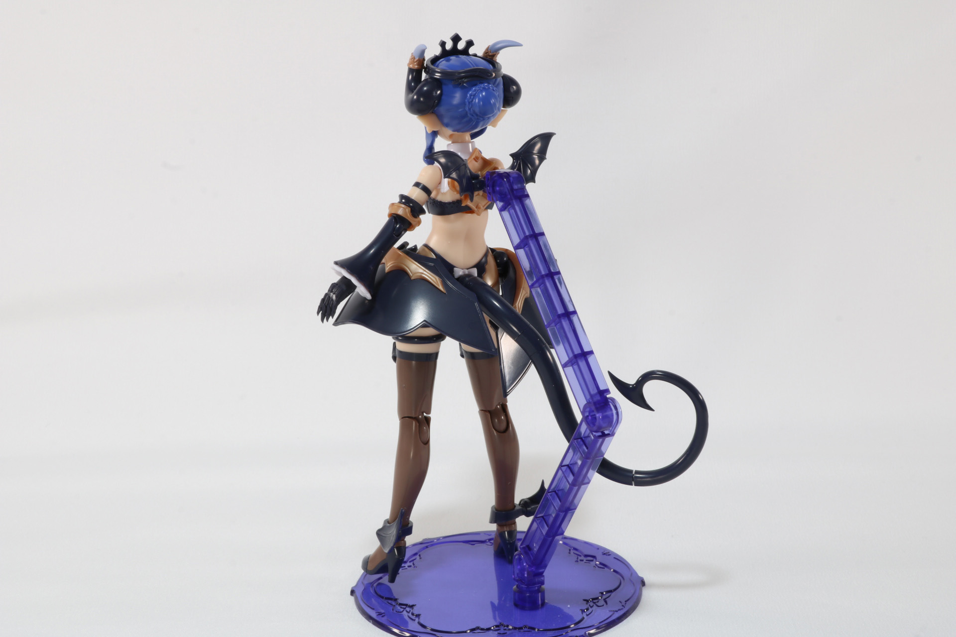 尖った耳には耳飾りの造形も入っている