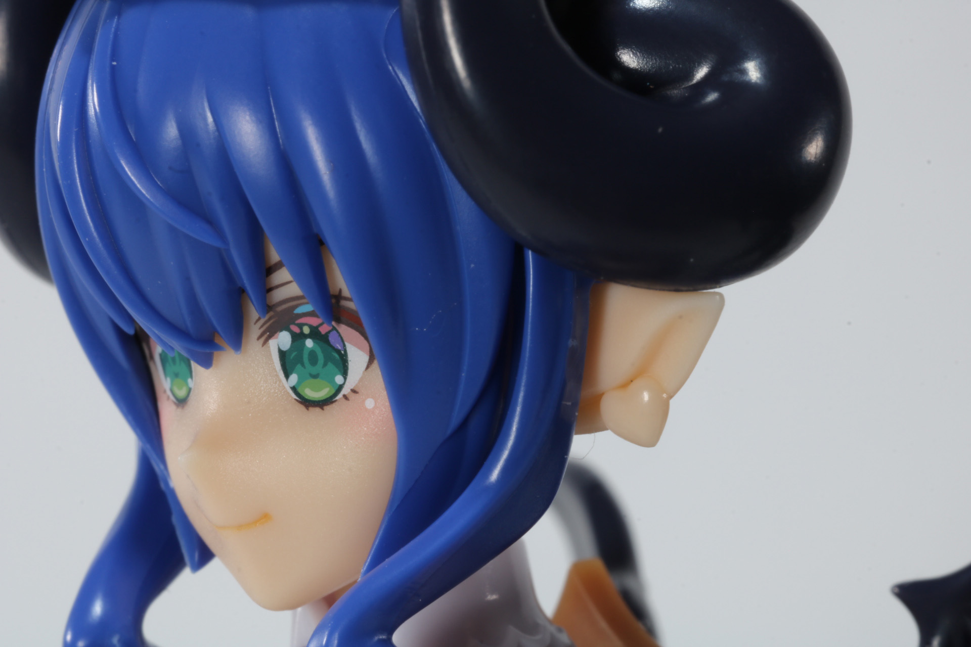 尖った耳には耳飾りの造形も入っている